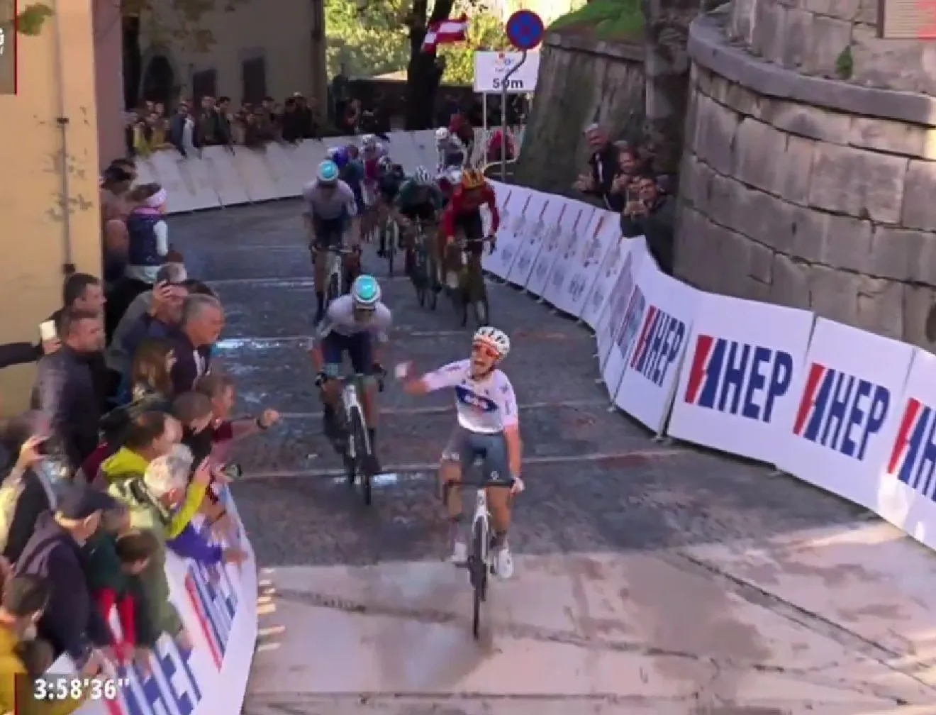 Tobias Lund Andresen wint vierde etappe CRO Race op steile kasseienklim; Brandon McNulty behoudt leiding in algemeen klassement
