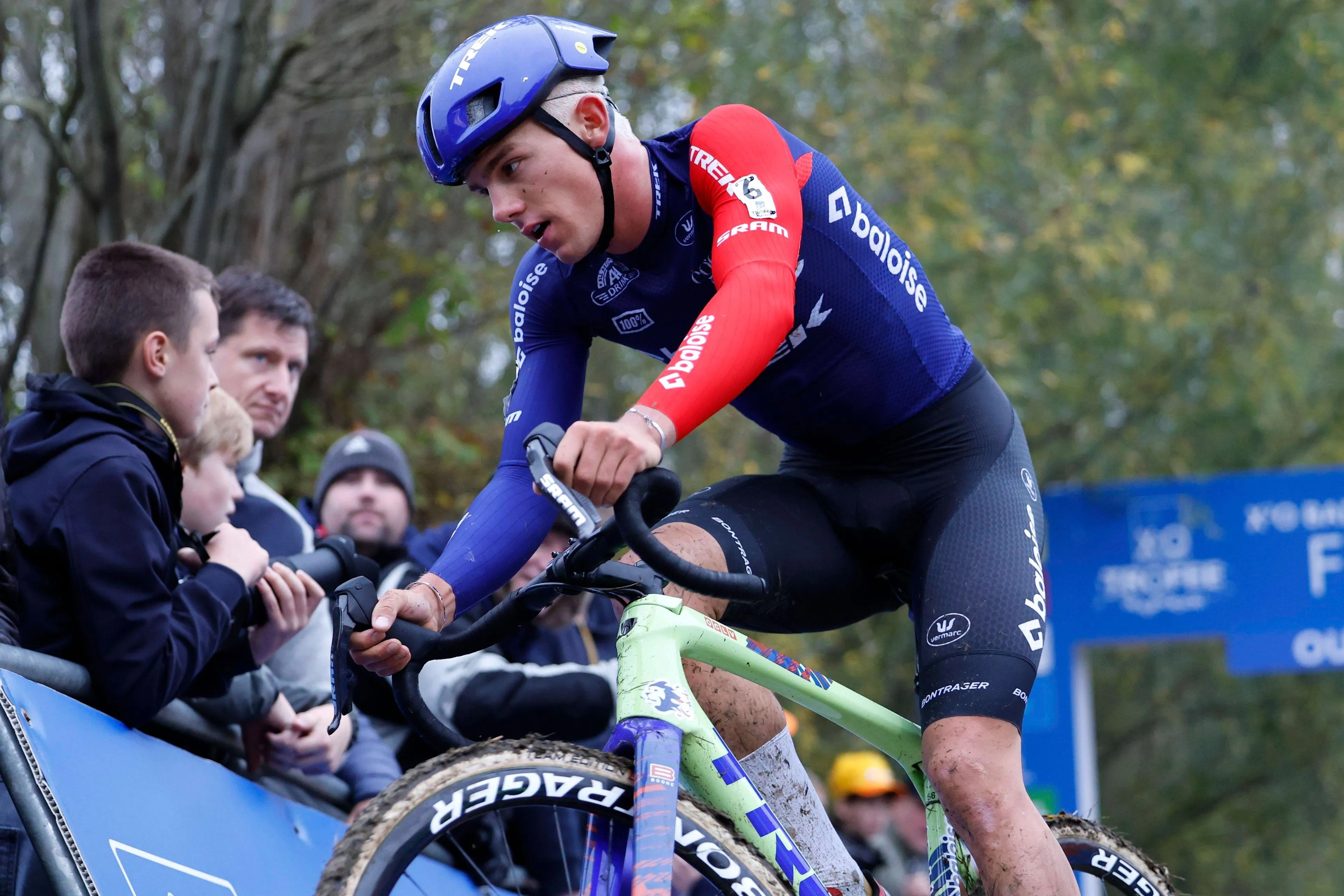 Manager van Baloise - Trek Lions woedend na mislopen van twee medailles door mechanische problemen op EK Cyclocross: "Kettingen horen niet kapot te gaan als een renner veel kracht op de pedalen zet"
