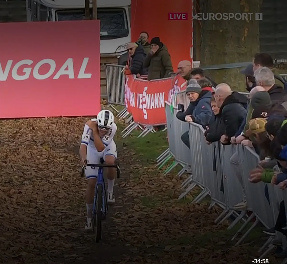 "Het was een beetje een klap" - Schouderklop en zand halen Thibau Nys uit de strijd in World Cup Antwerpen