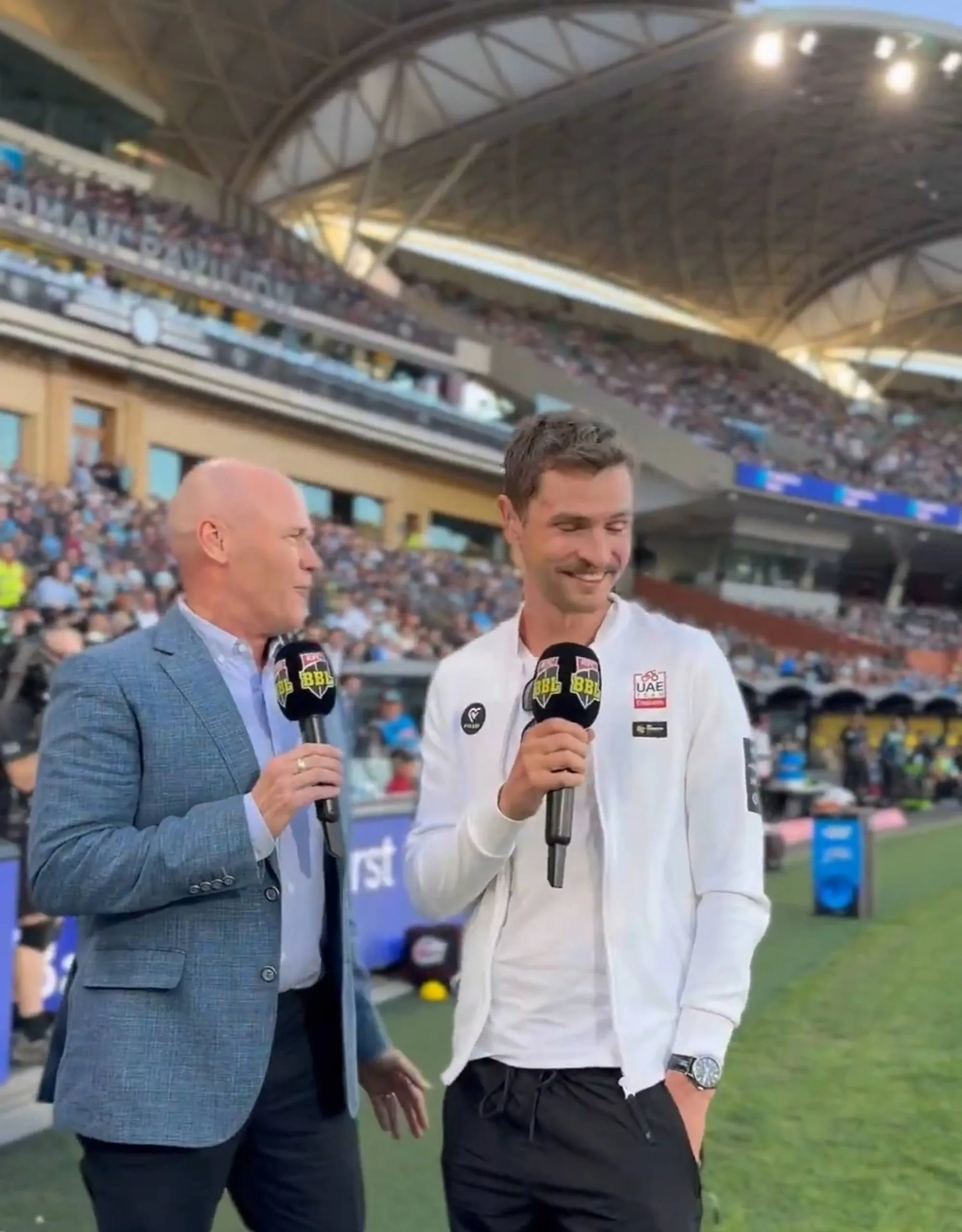 VIDEO: Jay Vine ontsnapt ternauwernood aan een ramp tijdens een cricketwedstrijd in Australië