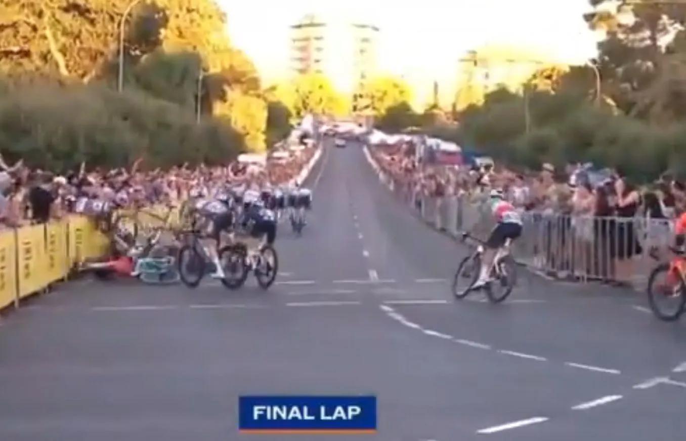 VIDEO: Sam Welsford wint Down Under Classic na zware valpartij in de laatste bocht