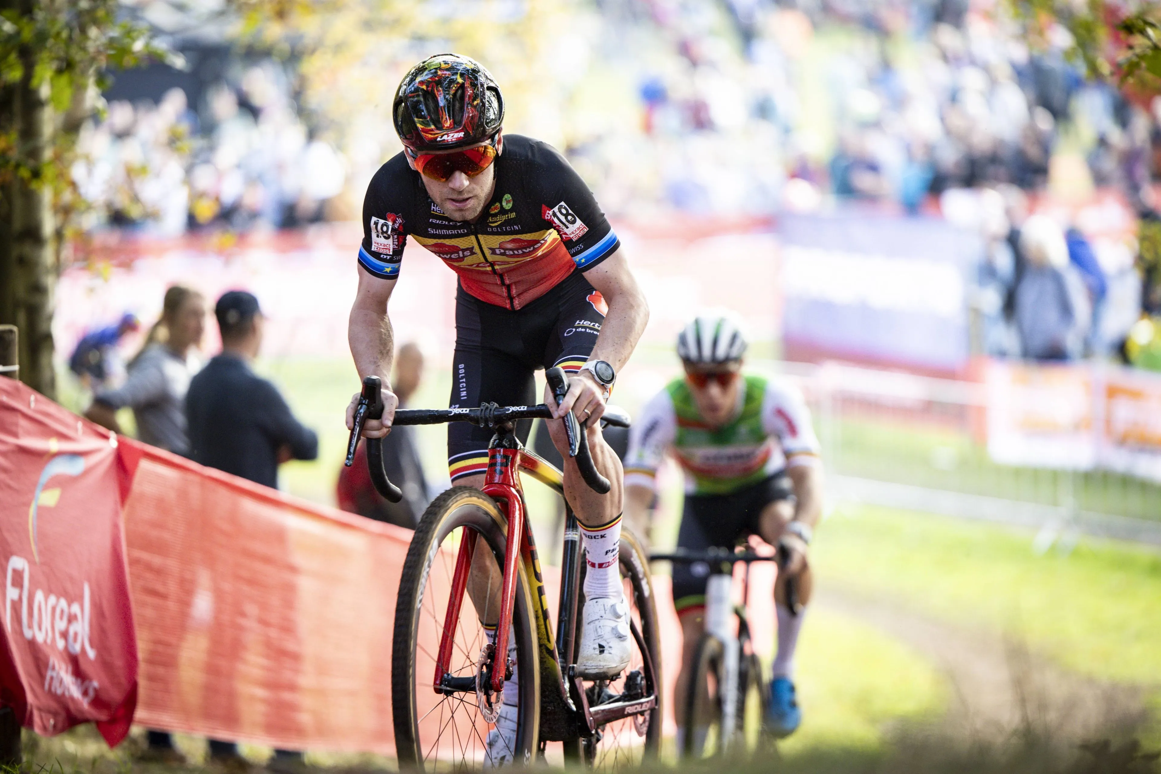 "Ik denk dat ik iets beter was op de technische secties" maar Eli Iserbyt afgehouden door Wout van Aert op Gullegem Cross
