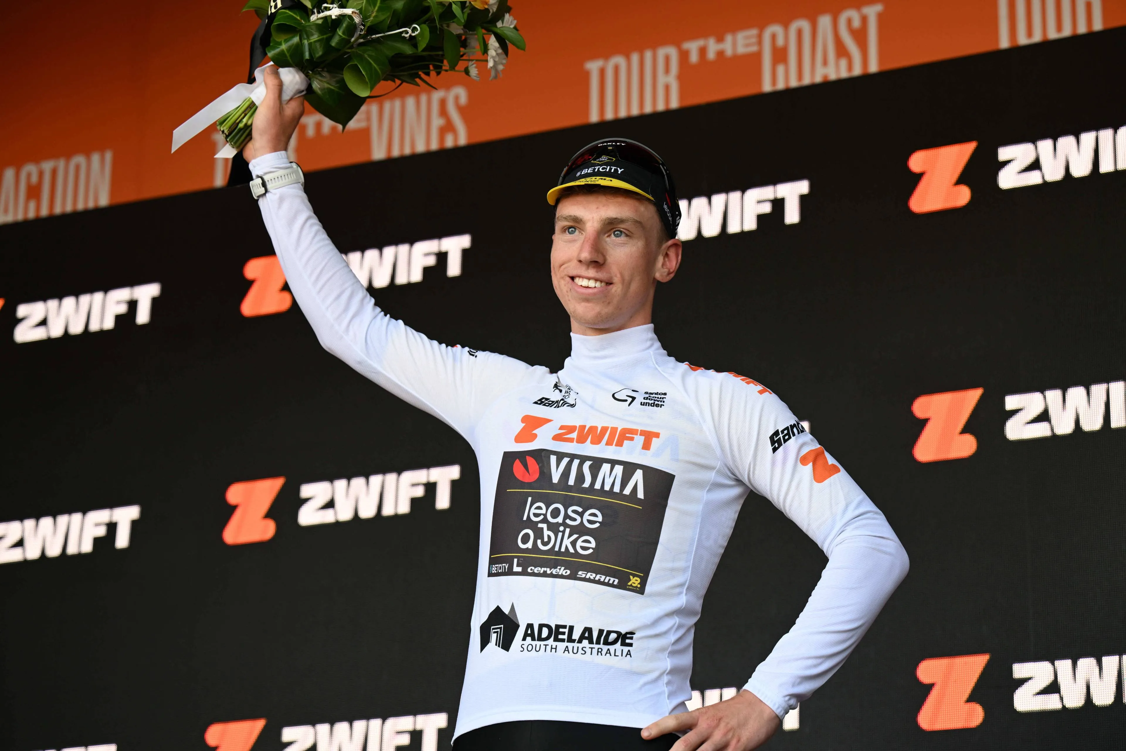Brennan behoudt leiderstrui na tweede plaats in chaotische sprint: "Dit is heel mooi"