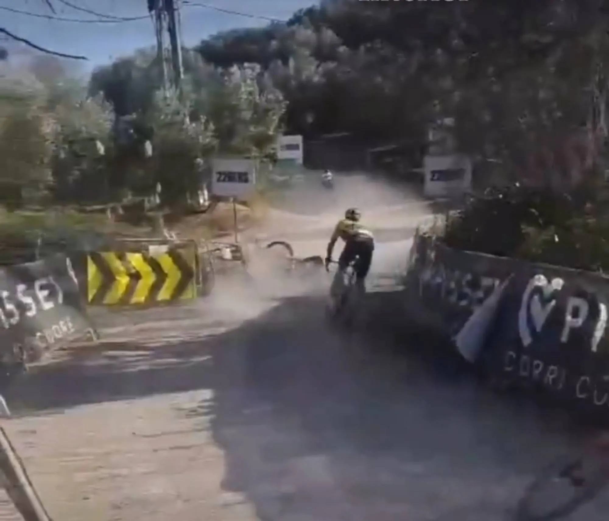 VIDEO: Fanbeelden tonen valpartij Egan Bernal in Clásica Jaén Paraiso Interior