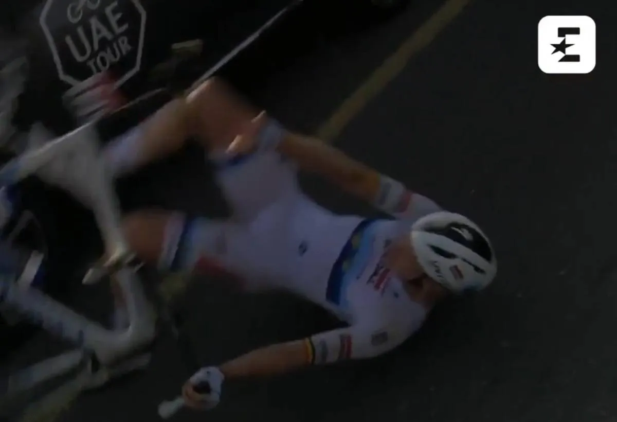VIDEO | 3 valpartijen in 5 minuten - Zelfs ritwinnaar Tim Merlier komt ten val in UAE Tour