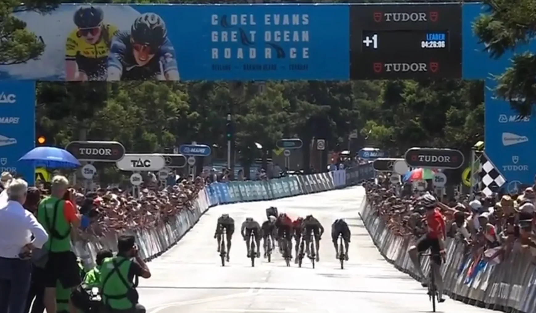 Mauro Schmid soleert naar de overwinning in Cadel Evans Great Ocean Road Race