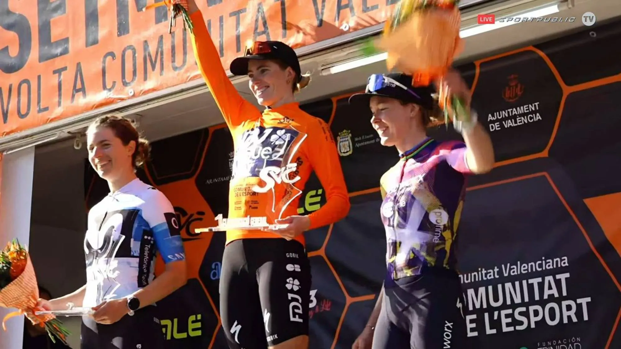"De meiden zijn altijd om me heen. Dat is leuk" - Demi Vollering vol lof over ploegmaats na eindzege in eerste wedstrijd voor FDJ - Suez