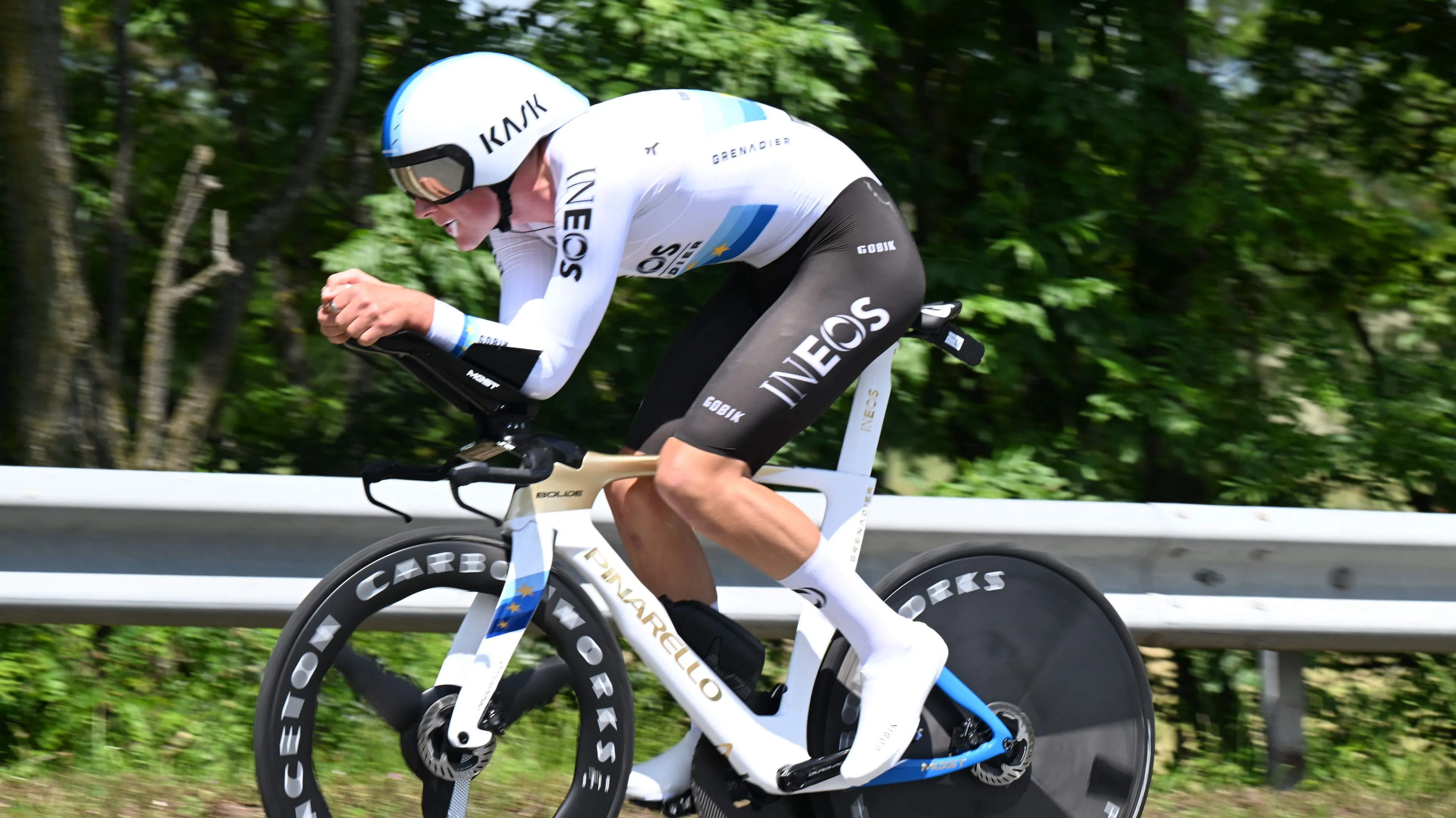 Joshua Tarling verslaat Bissegger en Pogacar voor tijdritzege in UAE Tour 2025