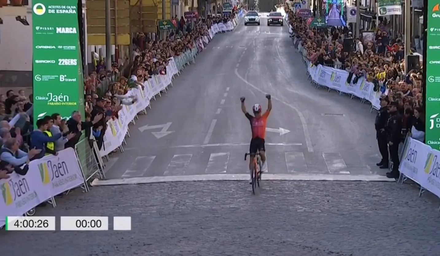 Michal Kwiatkowski schittert en boekt solozege op gravelwegen van Clásica Jaén Paraiso Interior