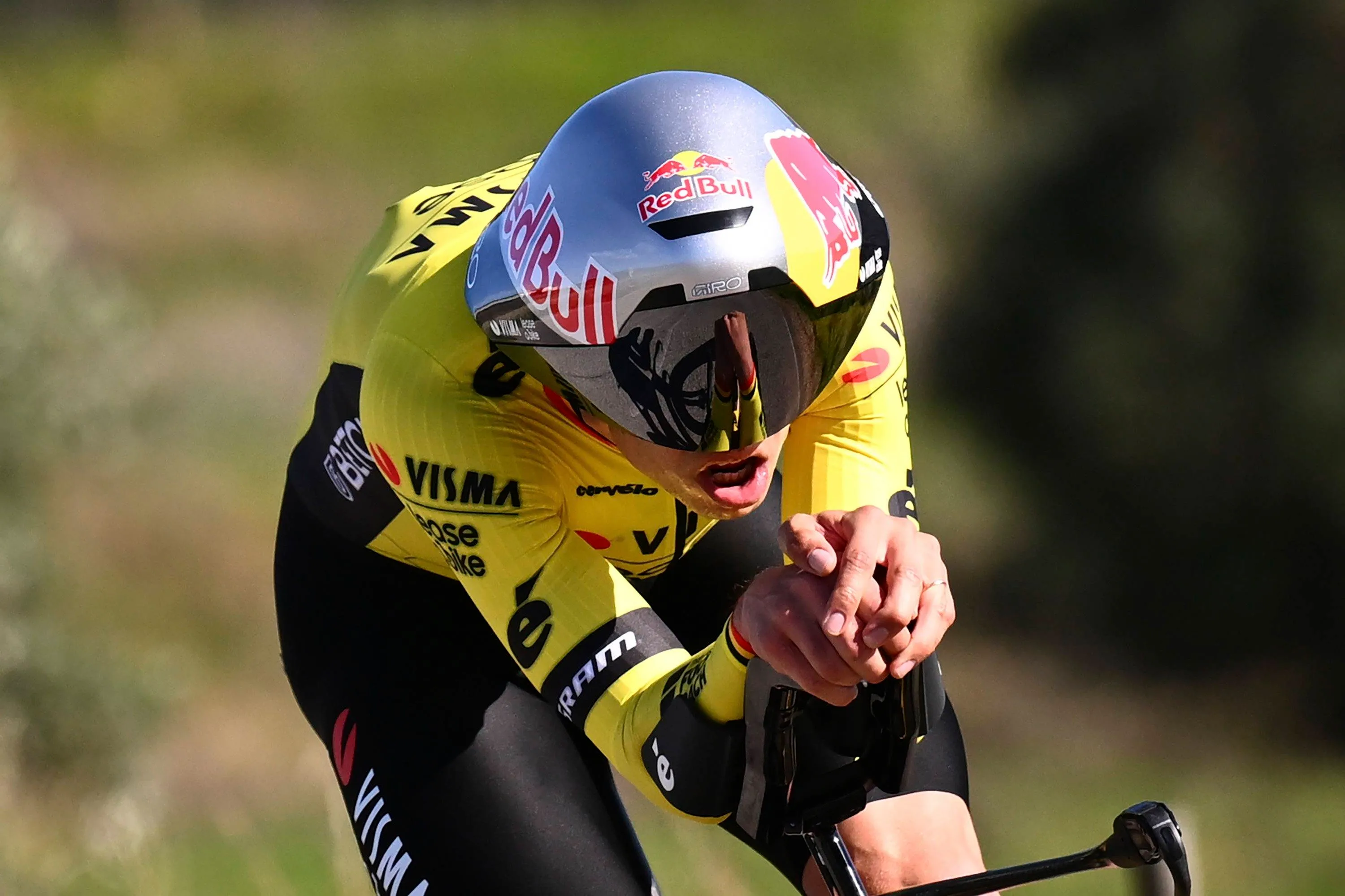 "Ik leed en voelde me ongemakkelijk, maar dat zijn vaak de beste tijdritten" – Wout van Aert blikt terug op zware tijdrit en nipte tweede plaats