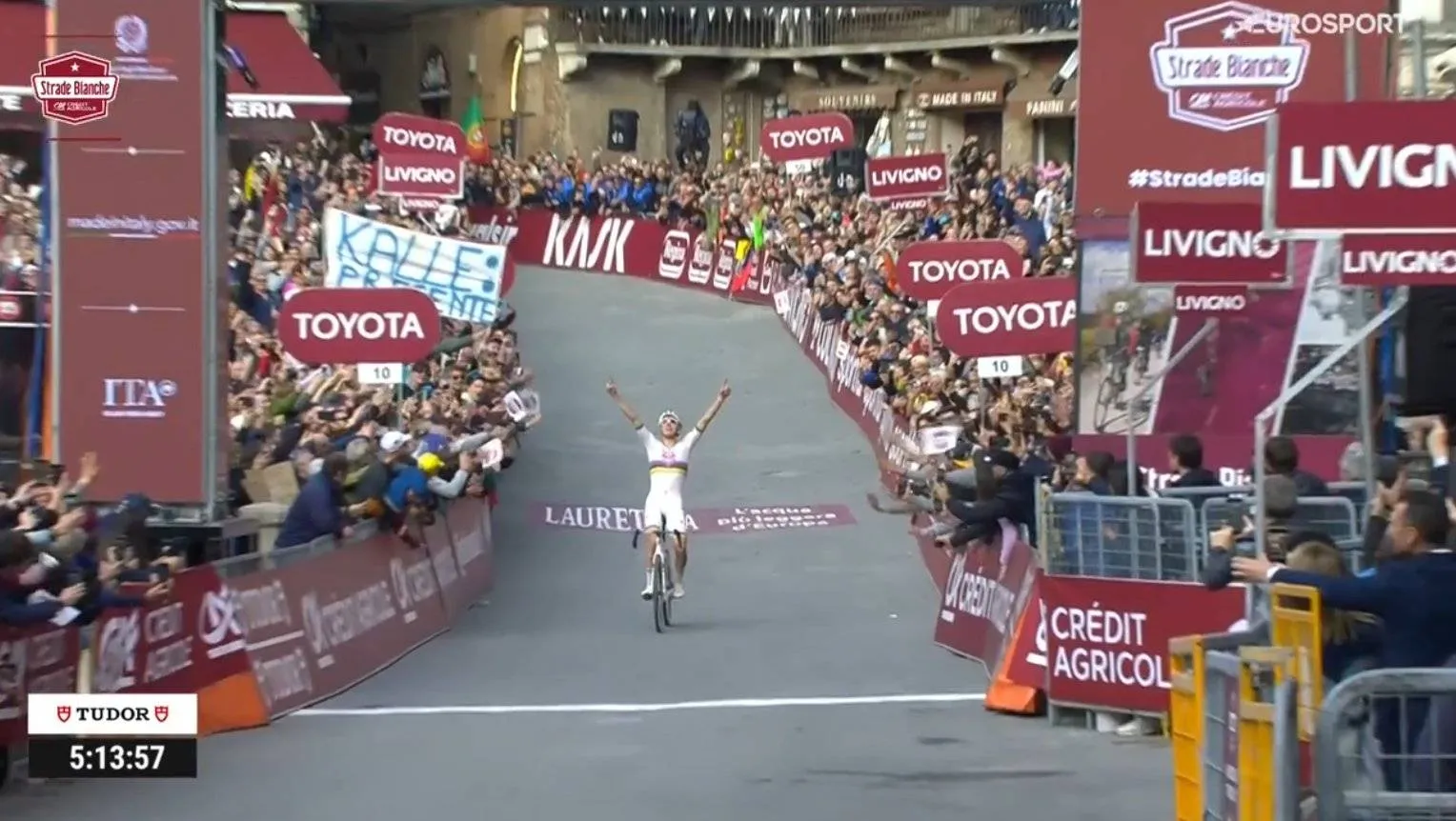 Tadej Pogacar vecht zich terug na valpartij en laat Pidcock achter zich voor de overwinning in Strade Bianche 2025