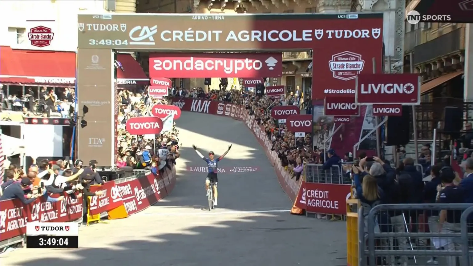 Demi Vollering wint Strade Bianche Donne na rechtstreeks duel met Anna van der Breggen
