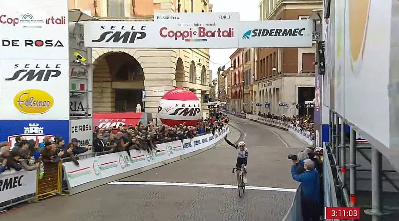 Jay Vine toont klasse en wint slotrit Settimana Internazionale Coppi e Bartali; Ben Tulett wint eindklassement