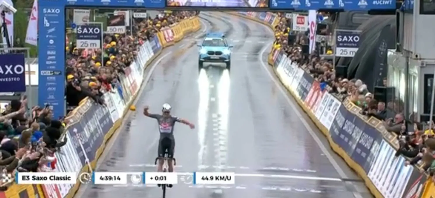 Masterclass van Mathieu van der Poel: Solozege in de regen na aanval op de Oude Kwaremont