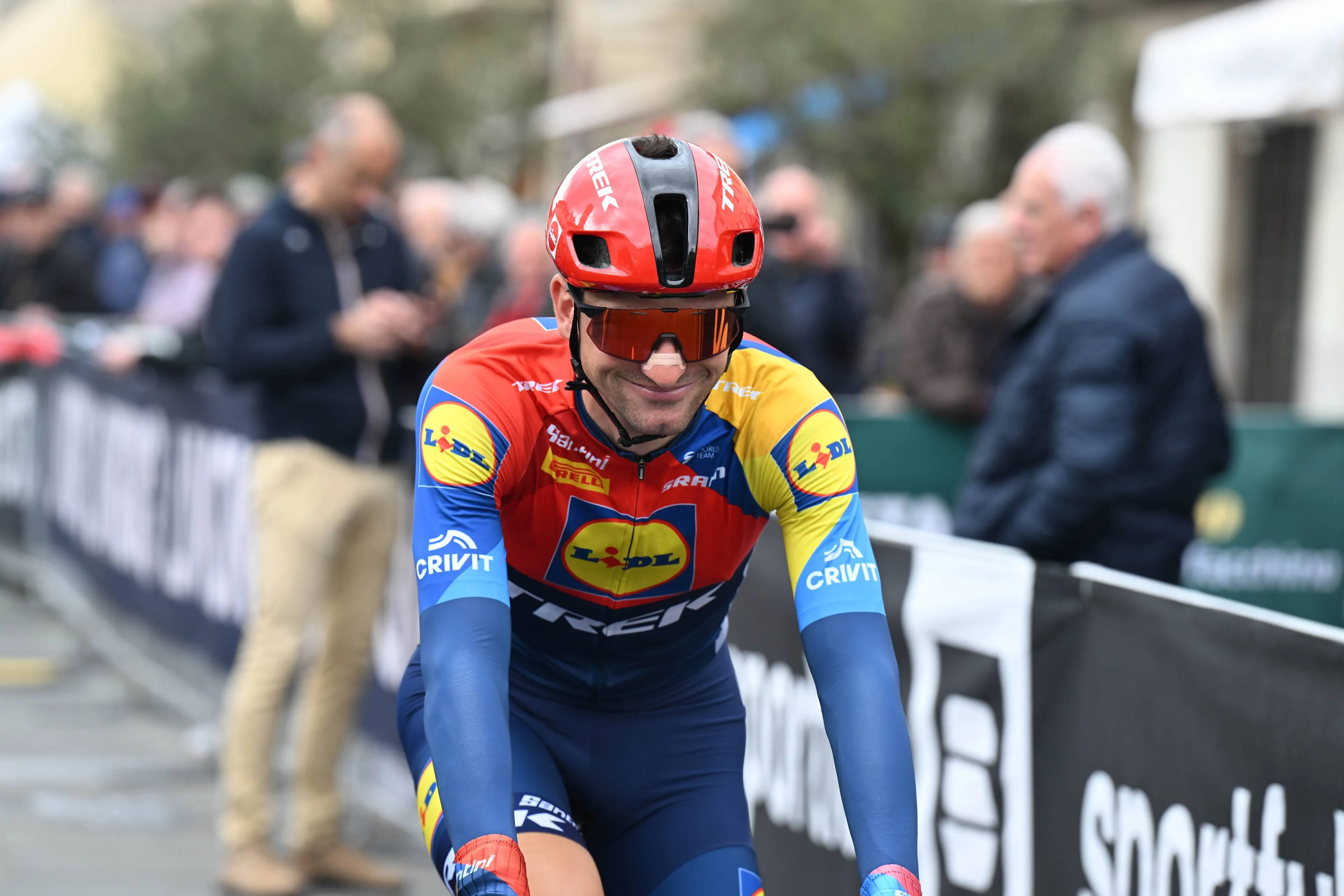 Ciccone triomfeert in chaotische openingsrit Tour of the Alps: "Ik had dit écht nodig"