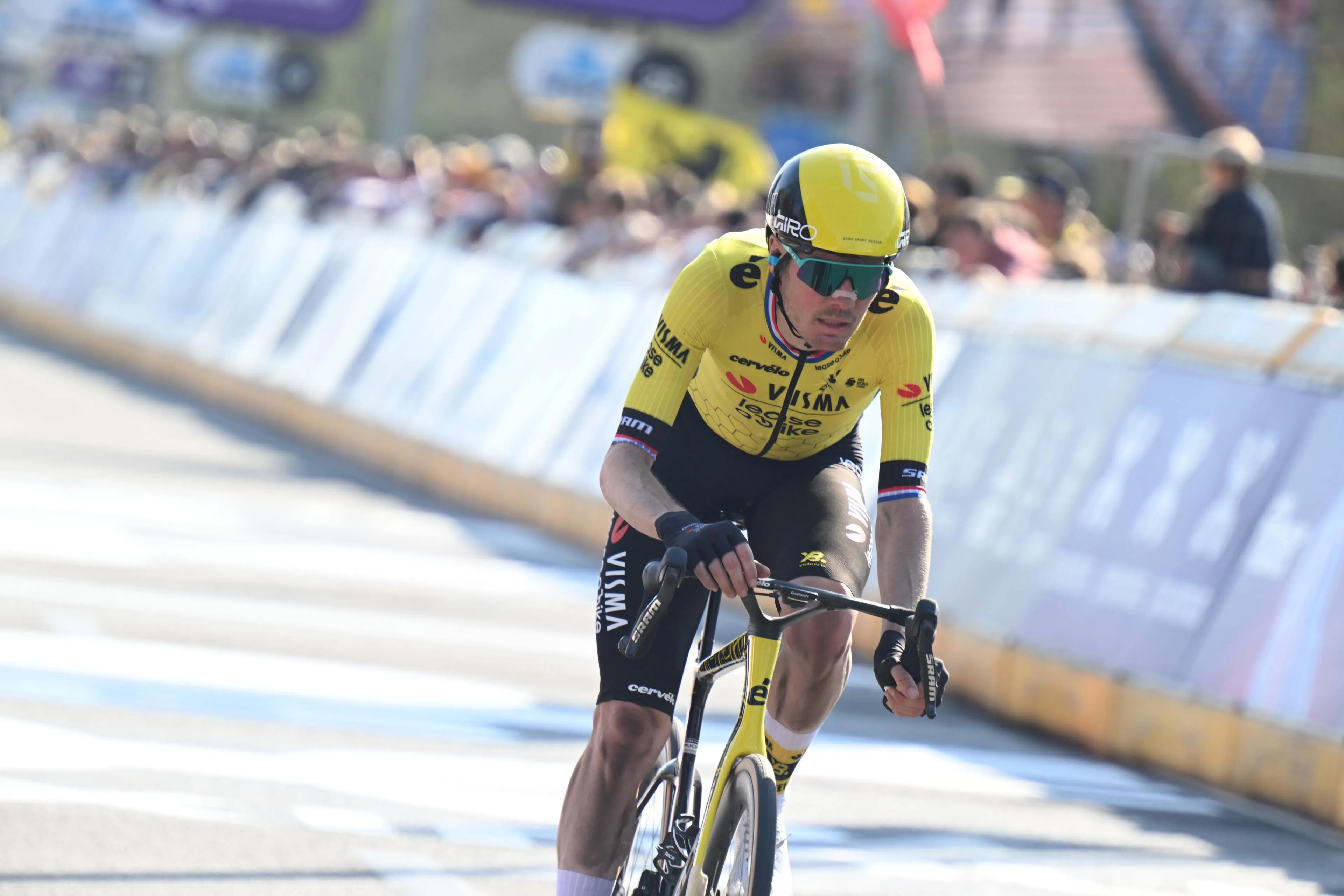 Dylan van Baarle voorspelt zondag een strijd tussen Tadej Pogacar en Mathieu van der Poel: "Hun niveau is echt bizar hoog op dit moment"
