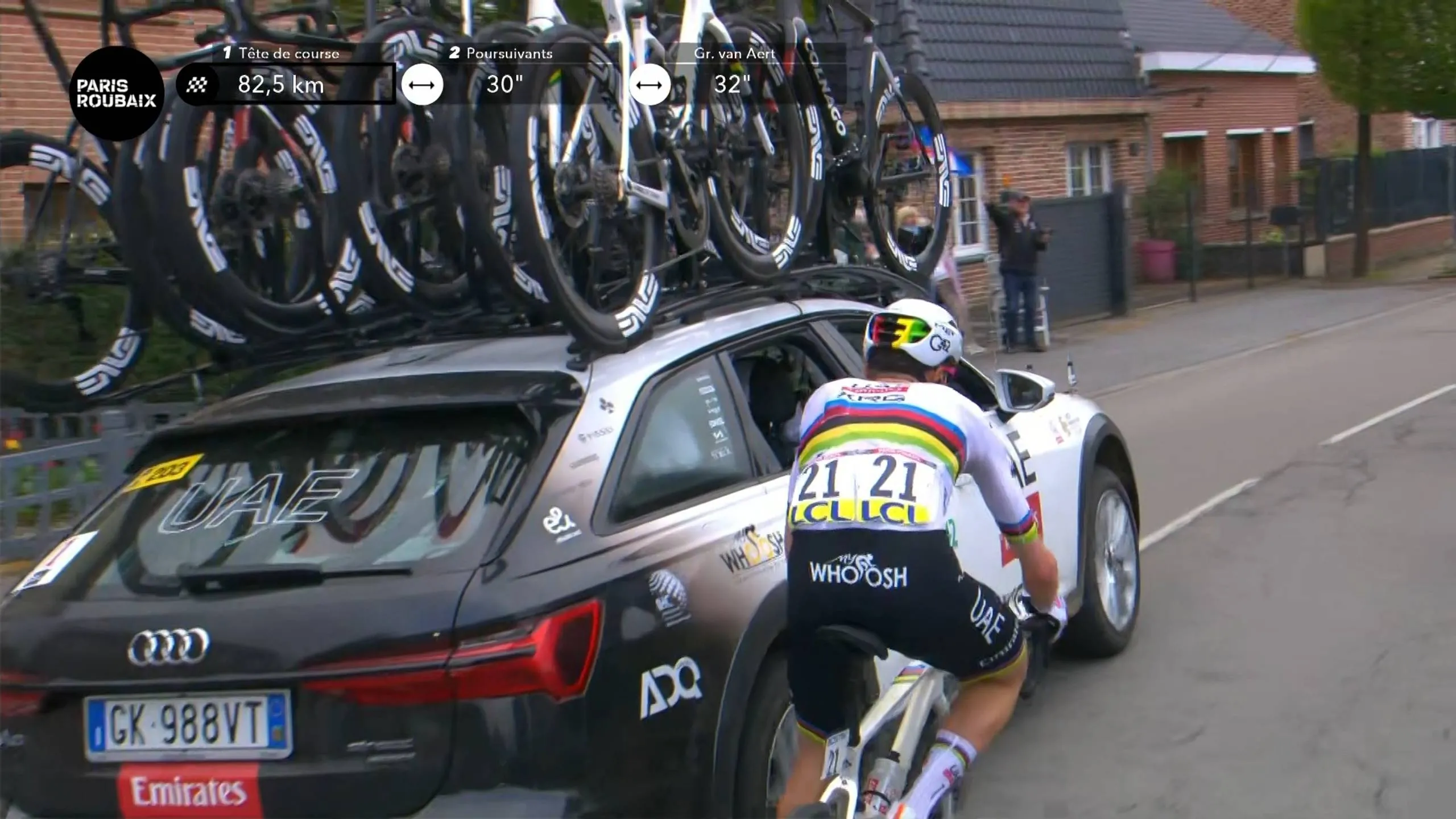VIDEO: Tadej Pogacar bijna uitgeschakeld door zijn ploegauto in Parijs-Roubaix
