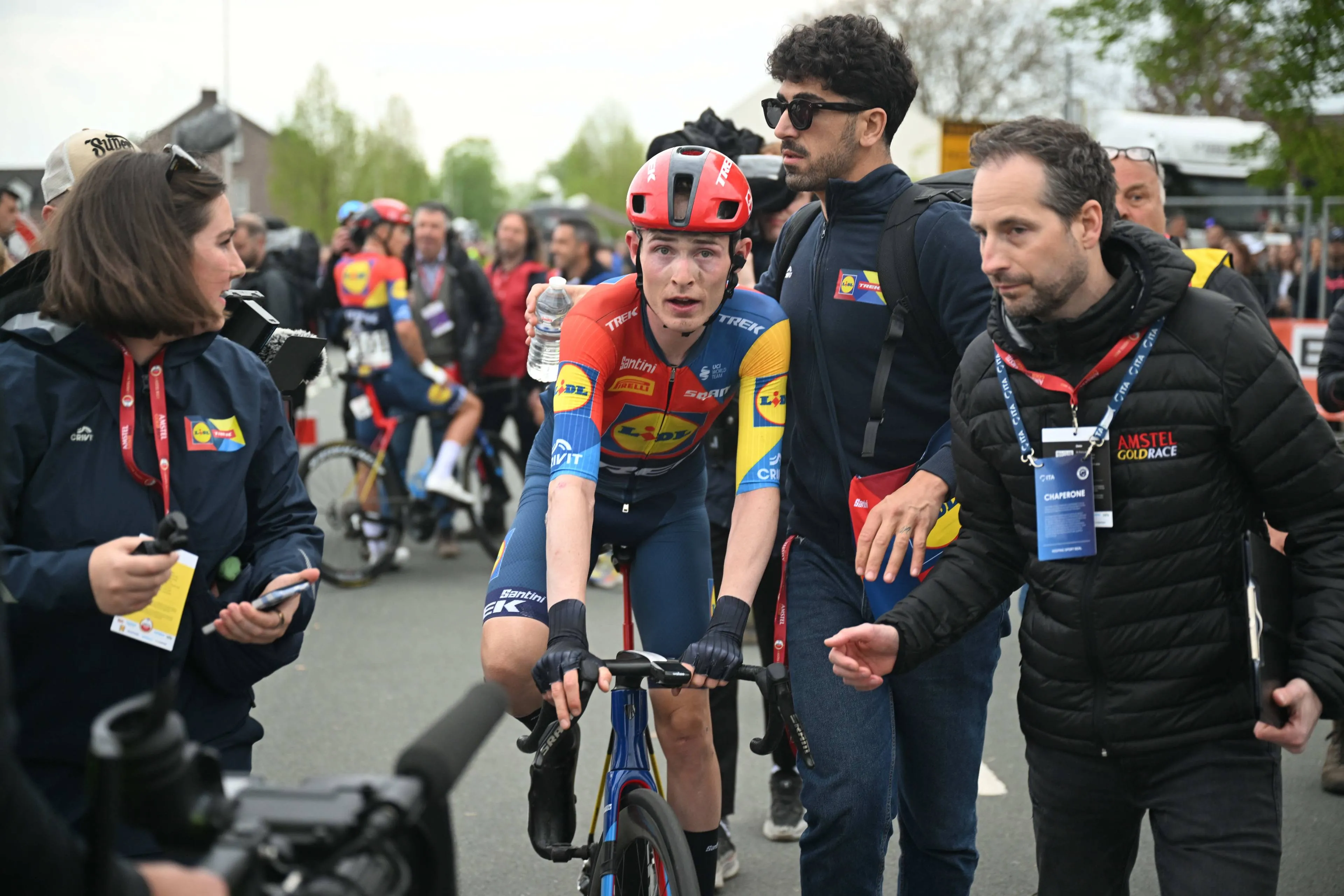 VIDEO: "Ik denk dat ik gewonnen heb?" - Nieuwe beelden tonen het ongeloof van Mattias Skjelmose direct na de Amstel Gold Race overwinning op Pogacar & Evenepoel