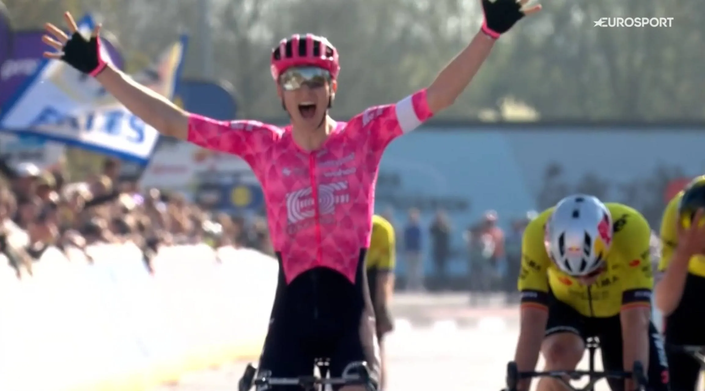 "Ik had in geen miljoen jaar gedacht dat ik hem zou kunnen verslaan in de sprint" - Neilson Powless triomfeert in Dwars door Vlaanderen na tactische misser van Visma en Van Aert