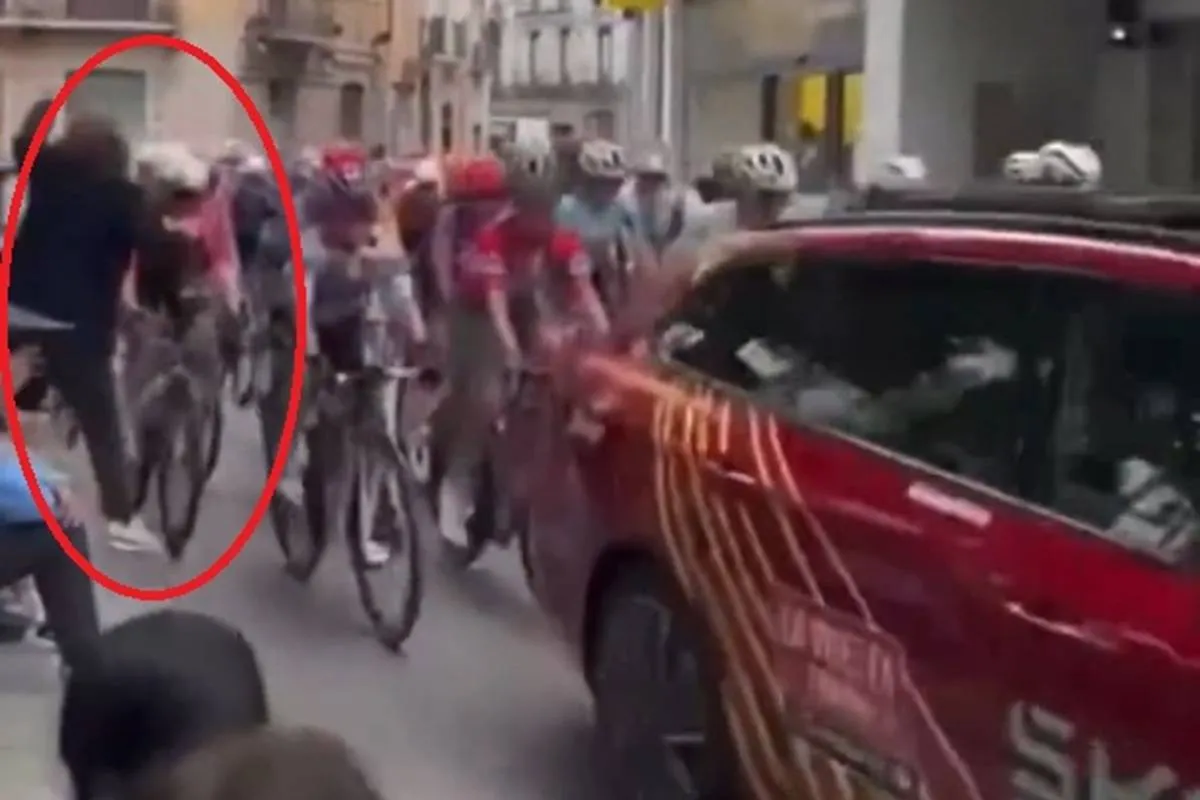 VIDEO | Bizar incident: toeschouwer valt in het peloton en veroorzaakt valpartij voor officiële start van etappe 3 La Vuelta Femenina