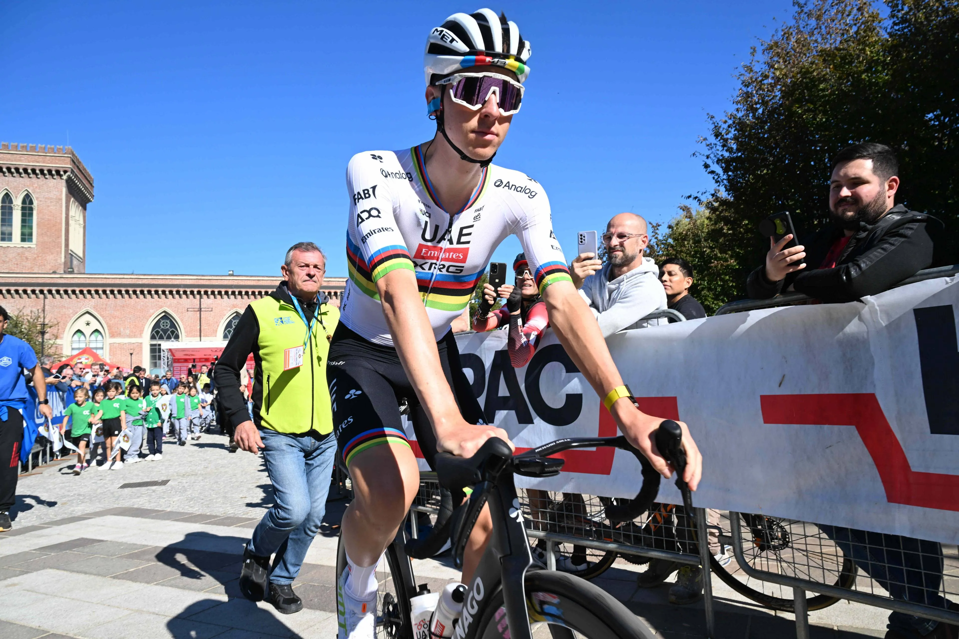 Pogacar wint alles, belt met Merckx en blijft nuchter: “Dus ja, ik heb even met hem gesproken. Dat vond ik echt cool.”