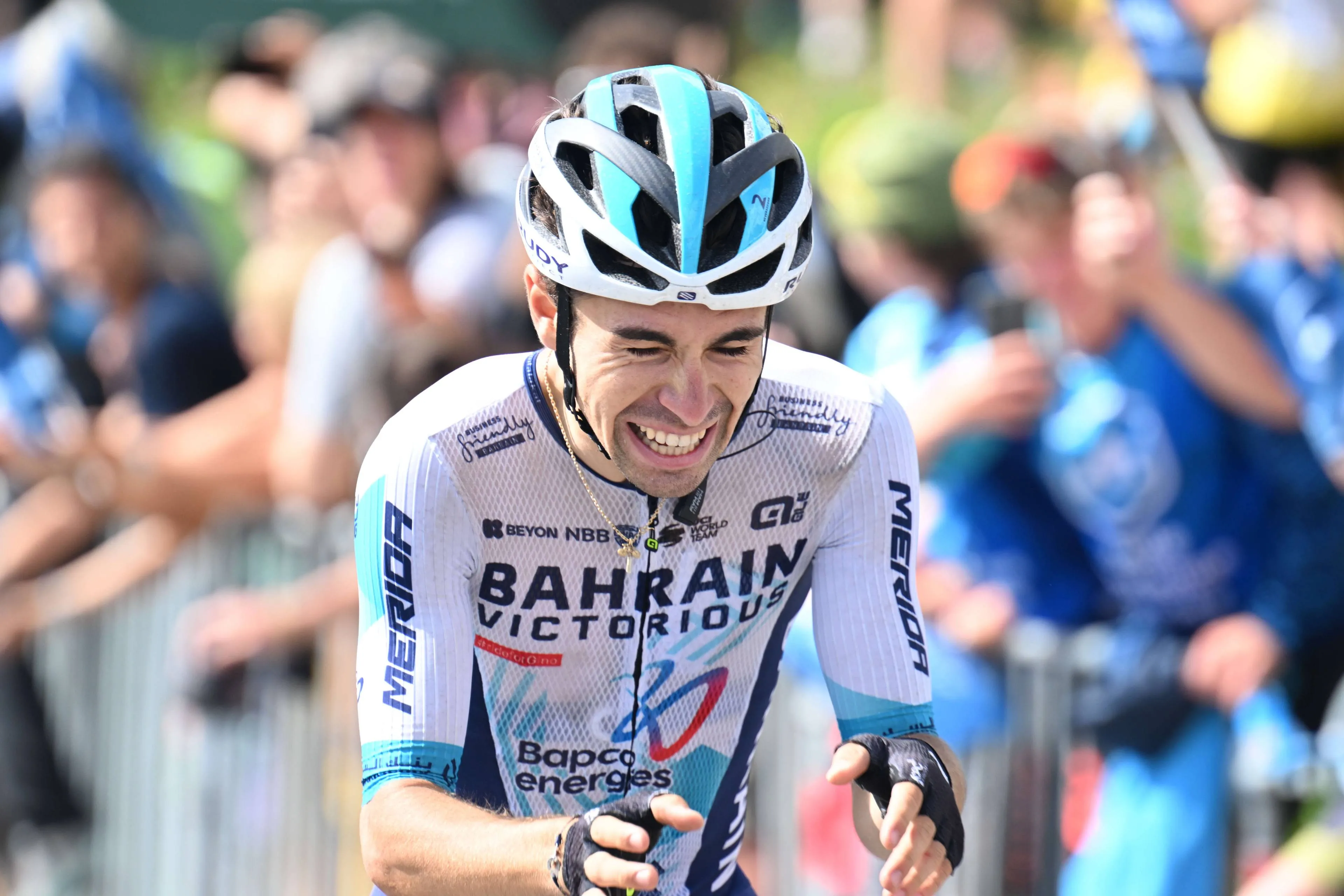 Lenny Martínez in tranen na winst in rit 8 van het Critérium du Dauphiné 2025