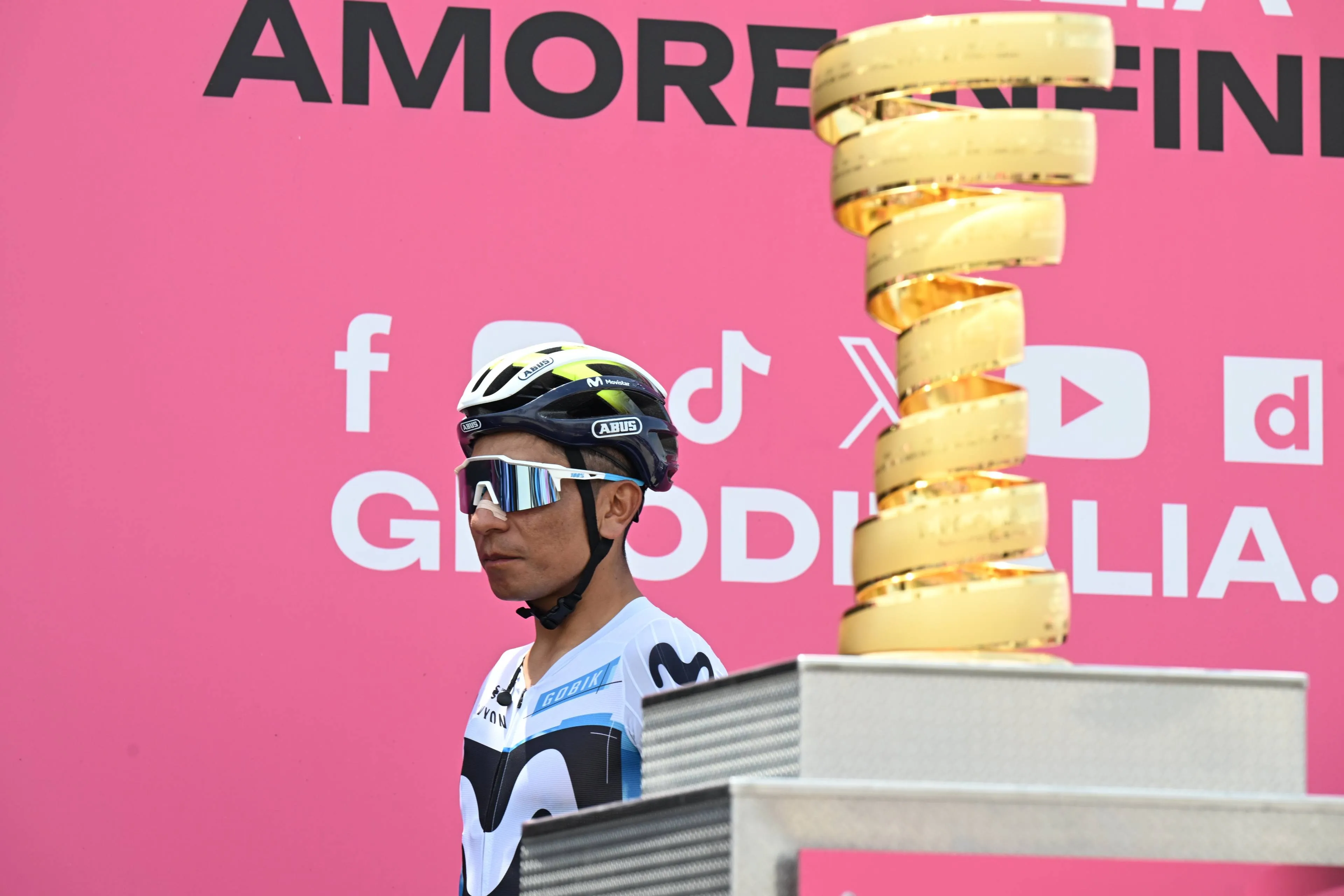 Nairo Quintana passeert de Giro d’Italia-trofee in het shirt van Movistar Team