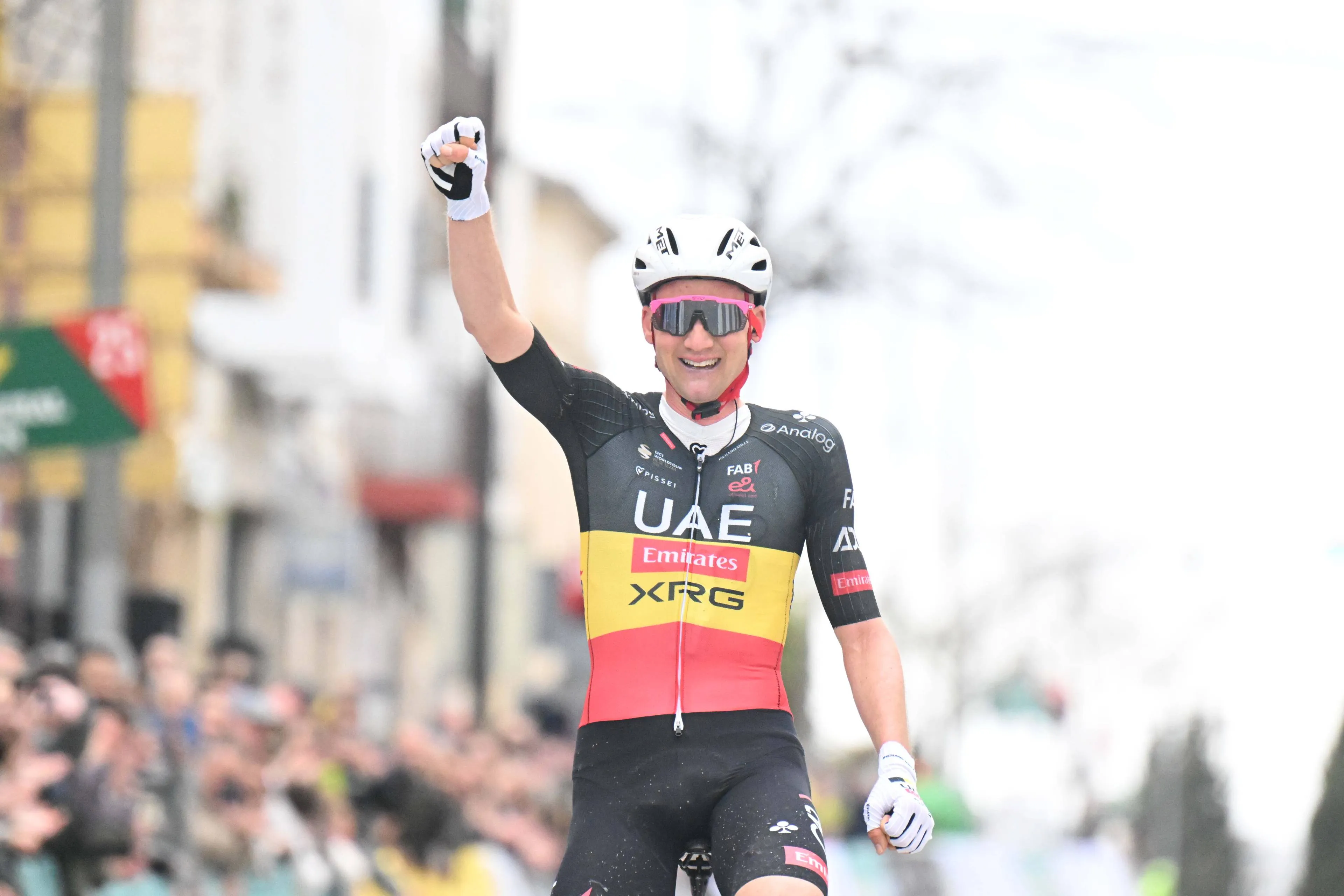 Tim Wellens komt juichend over de streep met de arm omhoog in Clásica Jaén 2026