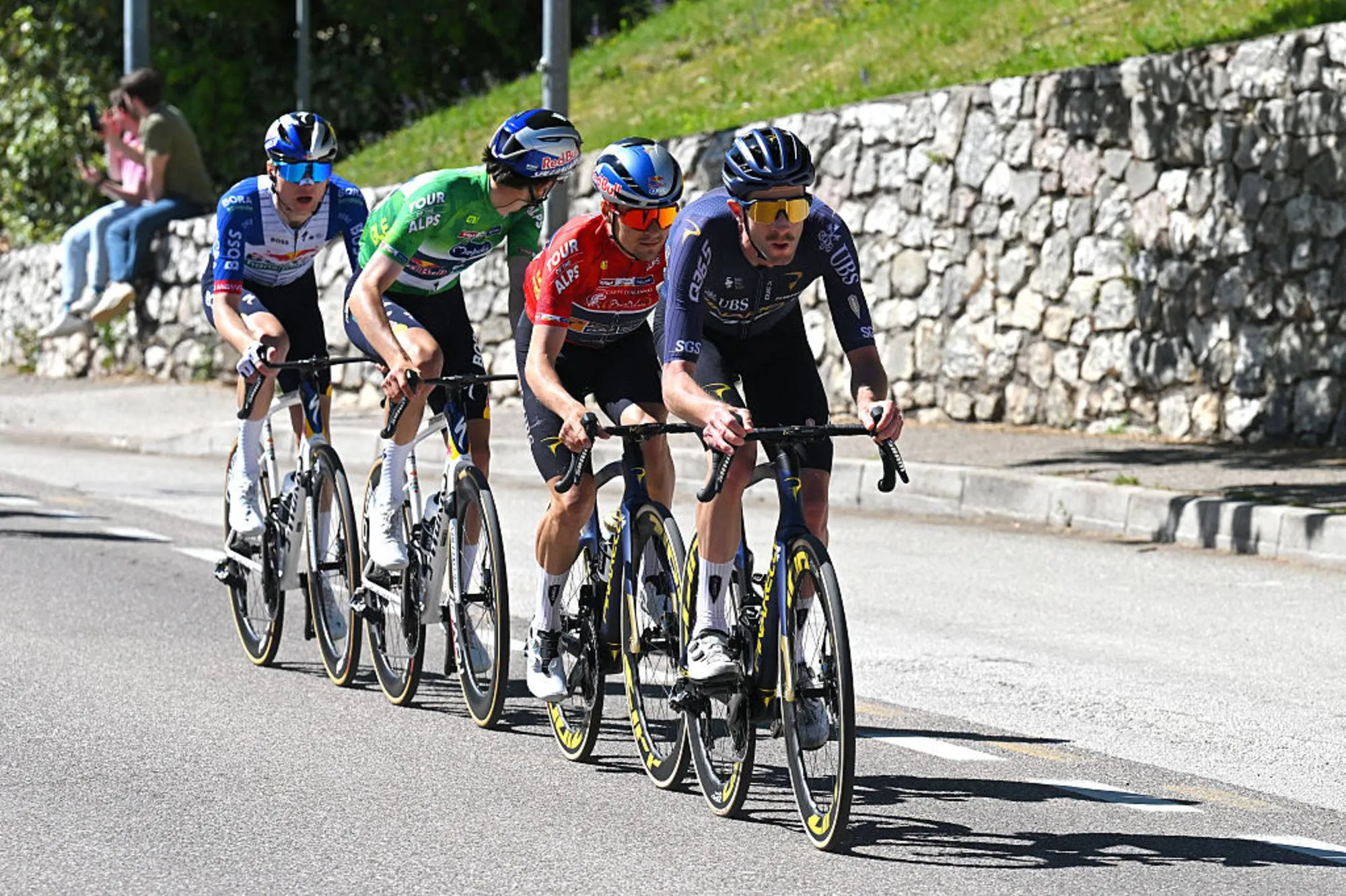 Chris Harper, Tom Pidcock, Giulio Pellizzari en Aleksandr Vlasov in de Tour of the Alps 2026