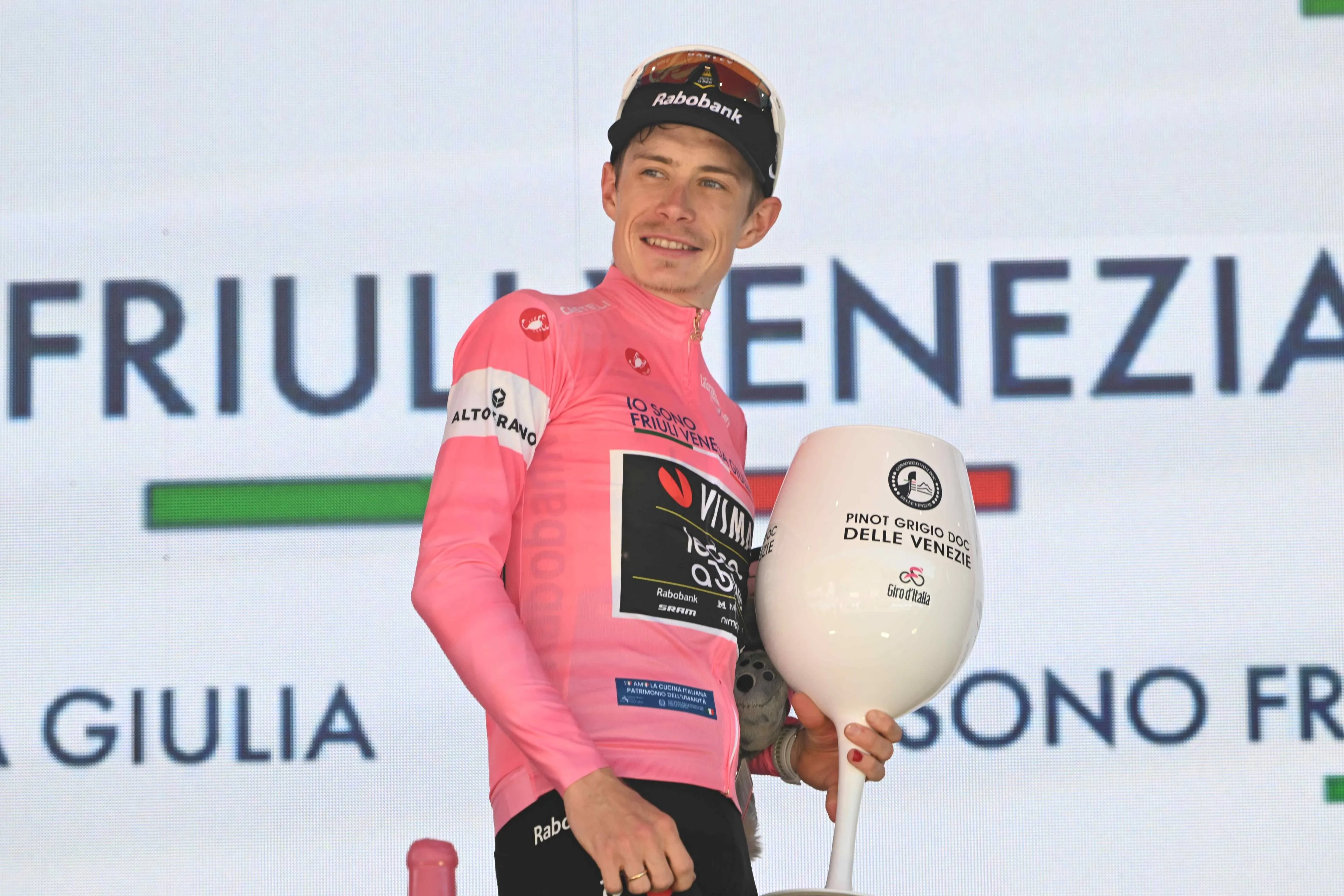 Jonas Vingegaard draagt het roze de laatste week van de Giro in