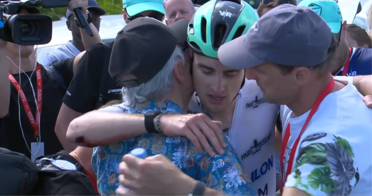 Paul Seixas wordt na de finish van de koninginnenrit door zijn familie opgevangen.
