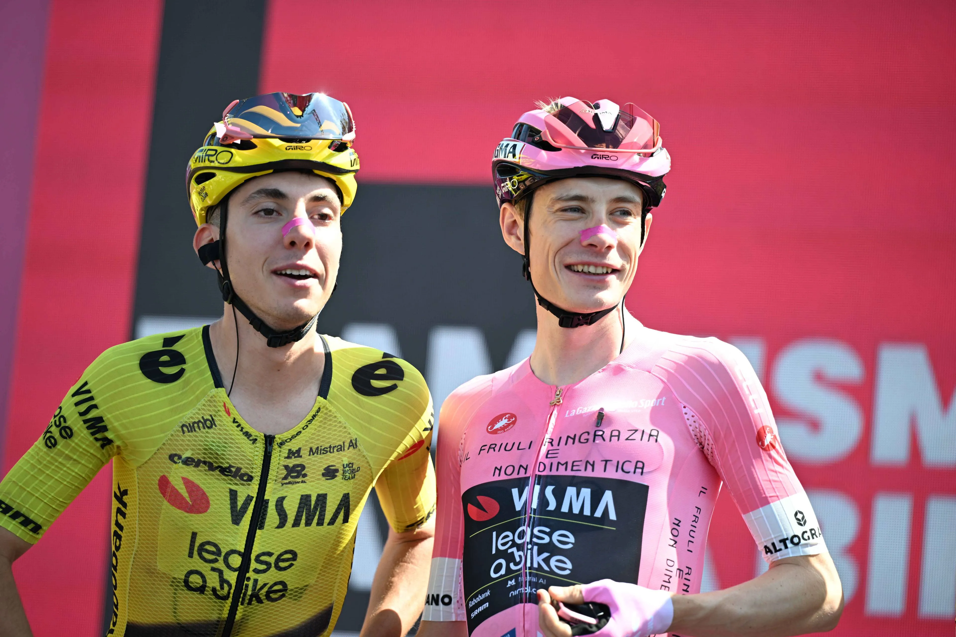Davide Piganzoli en Jonas Vingegaard voor etappe 20 van de Giro d’Italia 2026