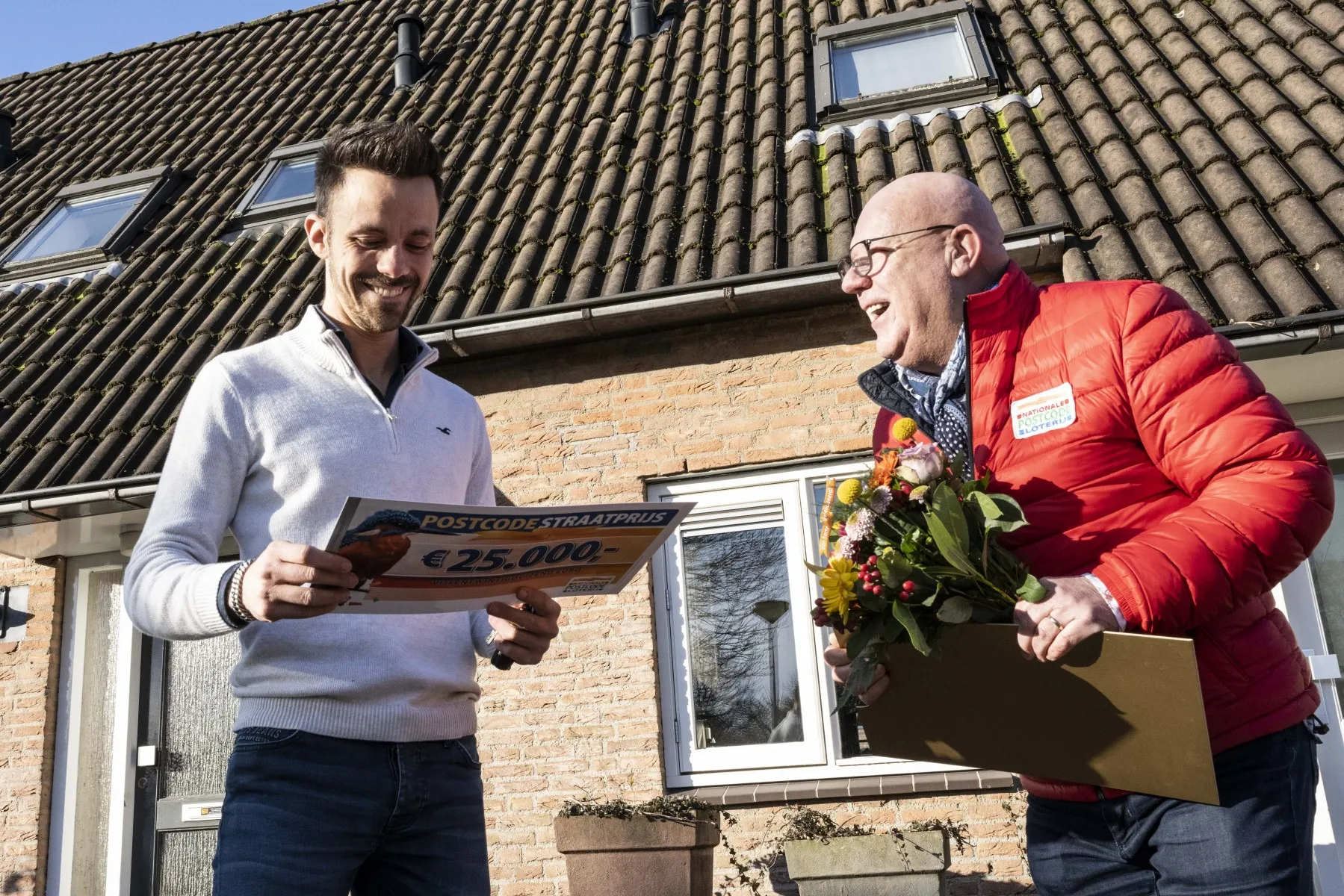 1920 sjoerduitwijchenontvangteenchequevan25000eurovanpostcodeloterij ambassadeurgastonstarreveld