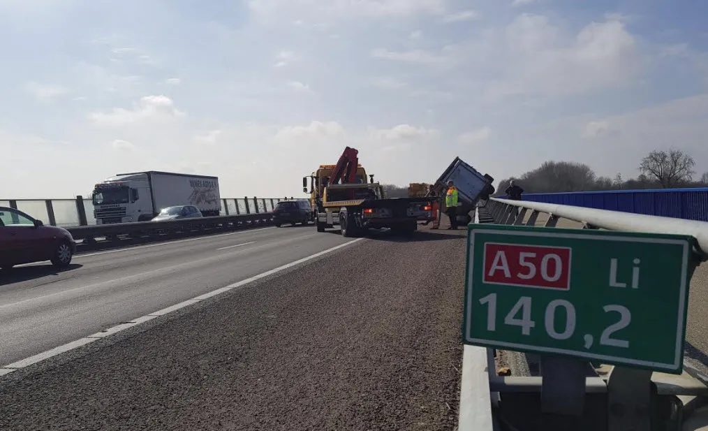 auto op vangrail 01