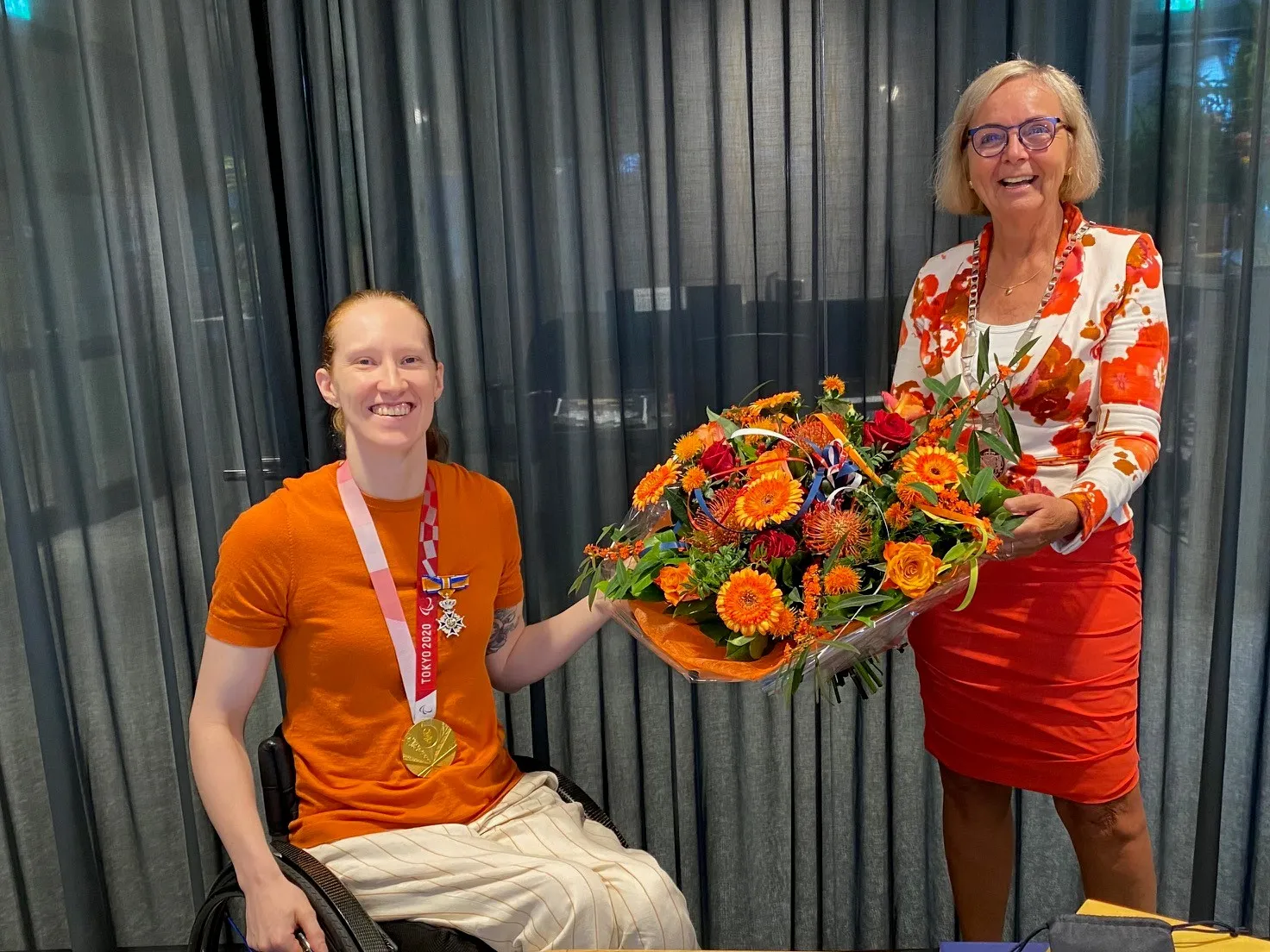 ilse en burgemeester met medaille en versiersel