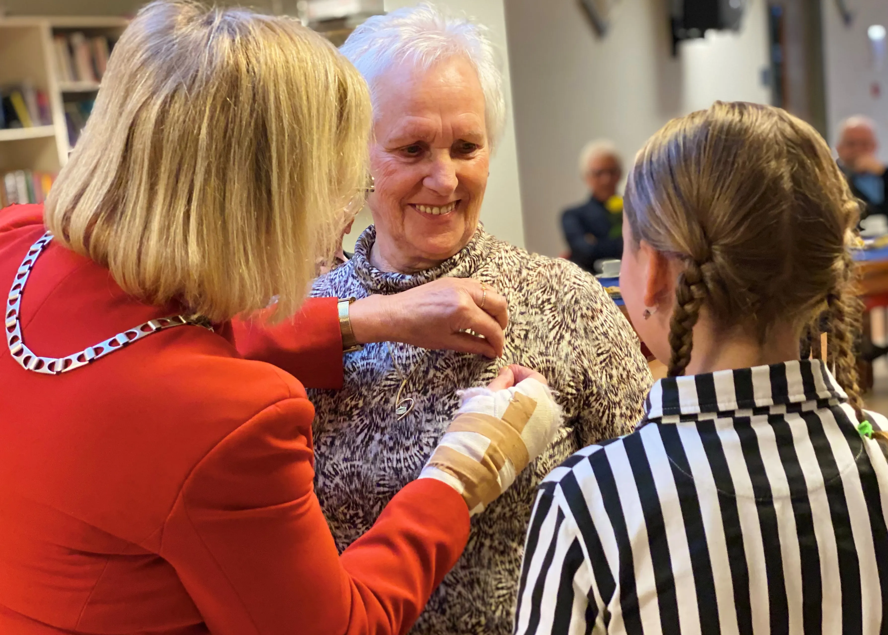 opspelden draagspeld door burgemeester van beek samen met kleindochter indy