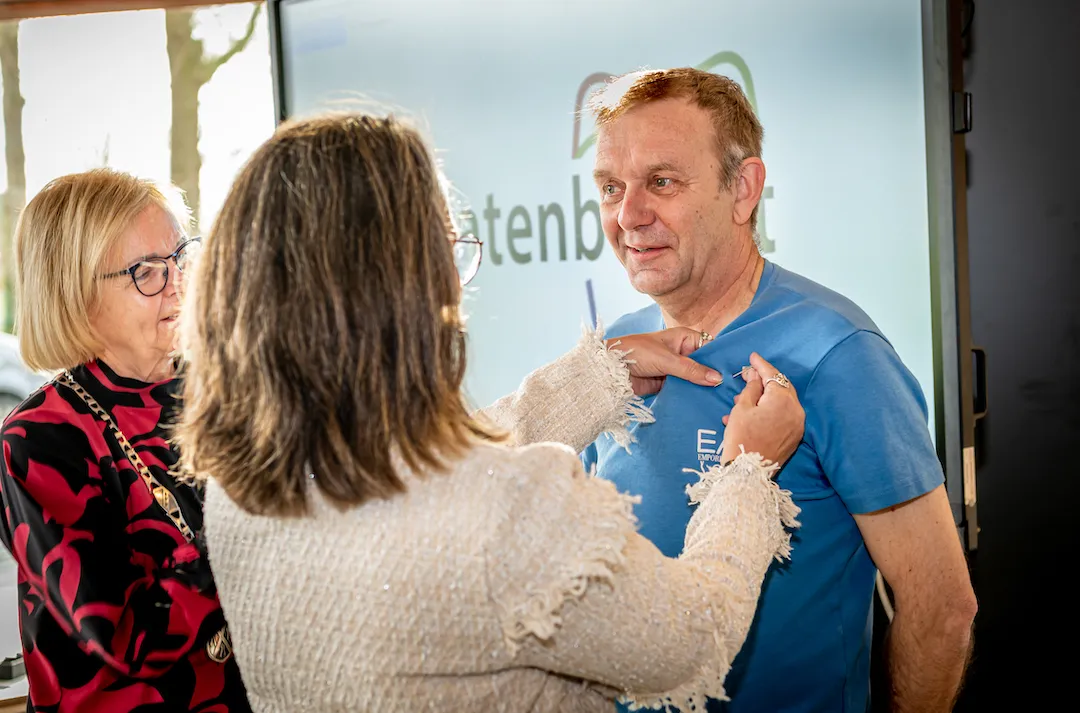 opspelden zilveren draagspeld door echtgenote diepenbroek met burgemeester kopie