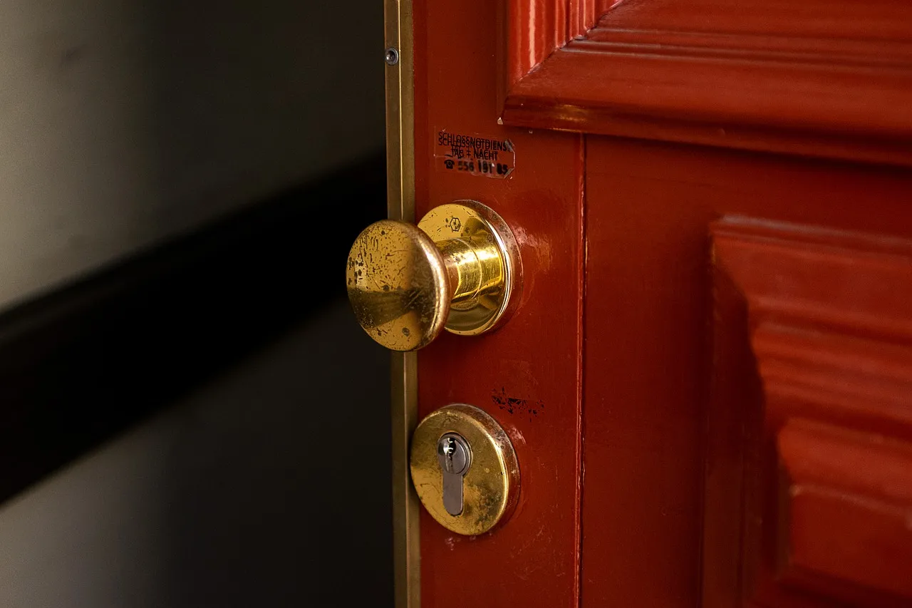 rebecca holm pixabay door knob g9a95ed84e 1280