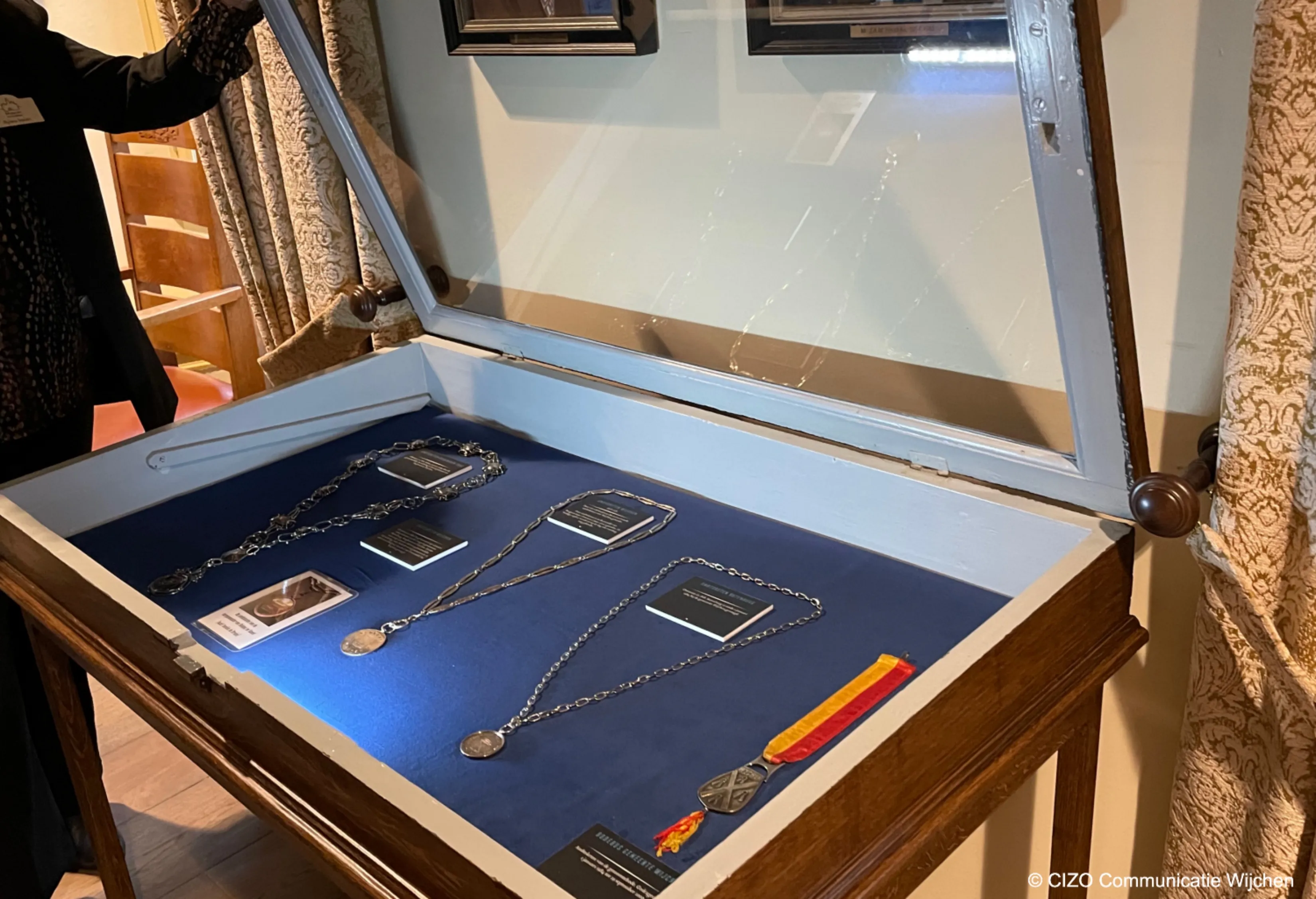 vitrine burgemeesterskettingen cizo