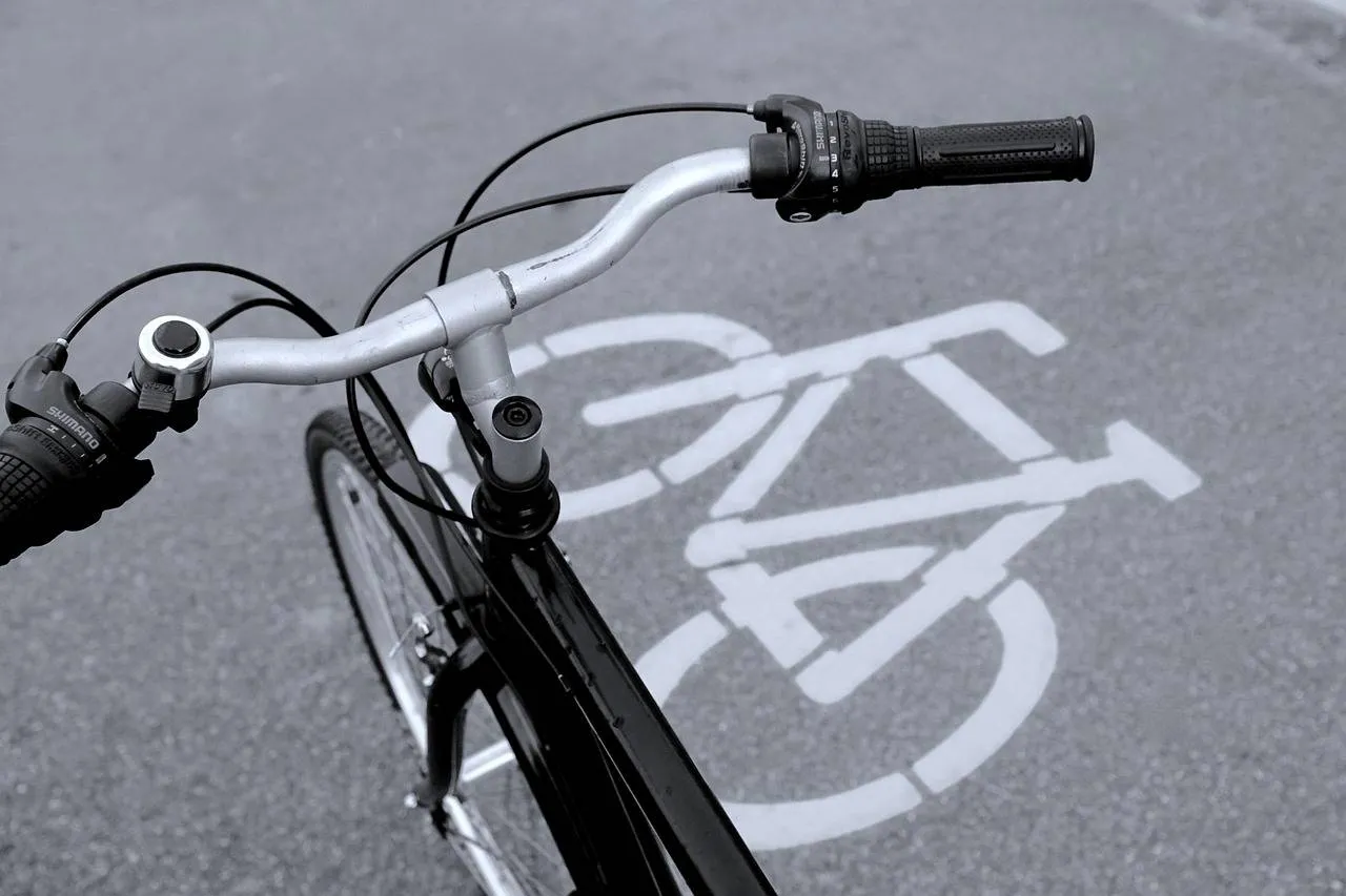 bicycle path 830216 1280