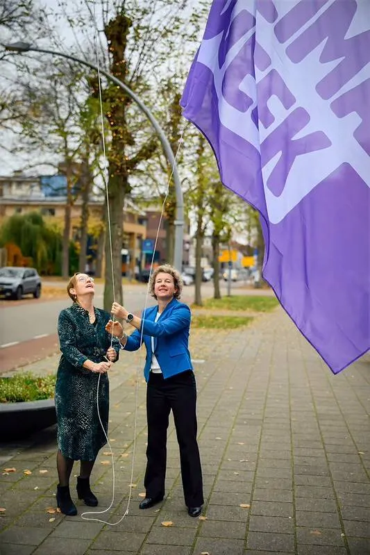 20251110 vlag hijsen