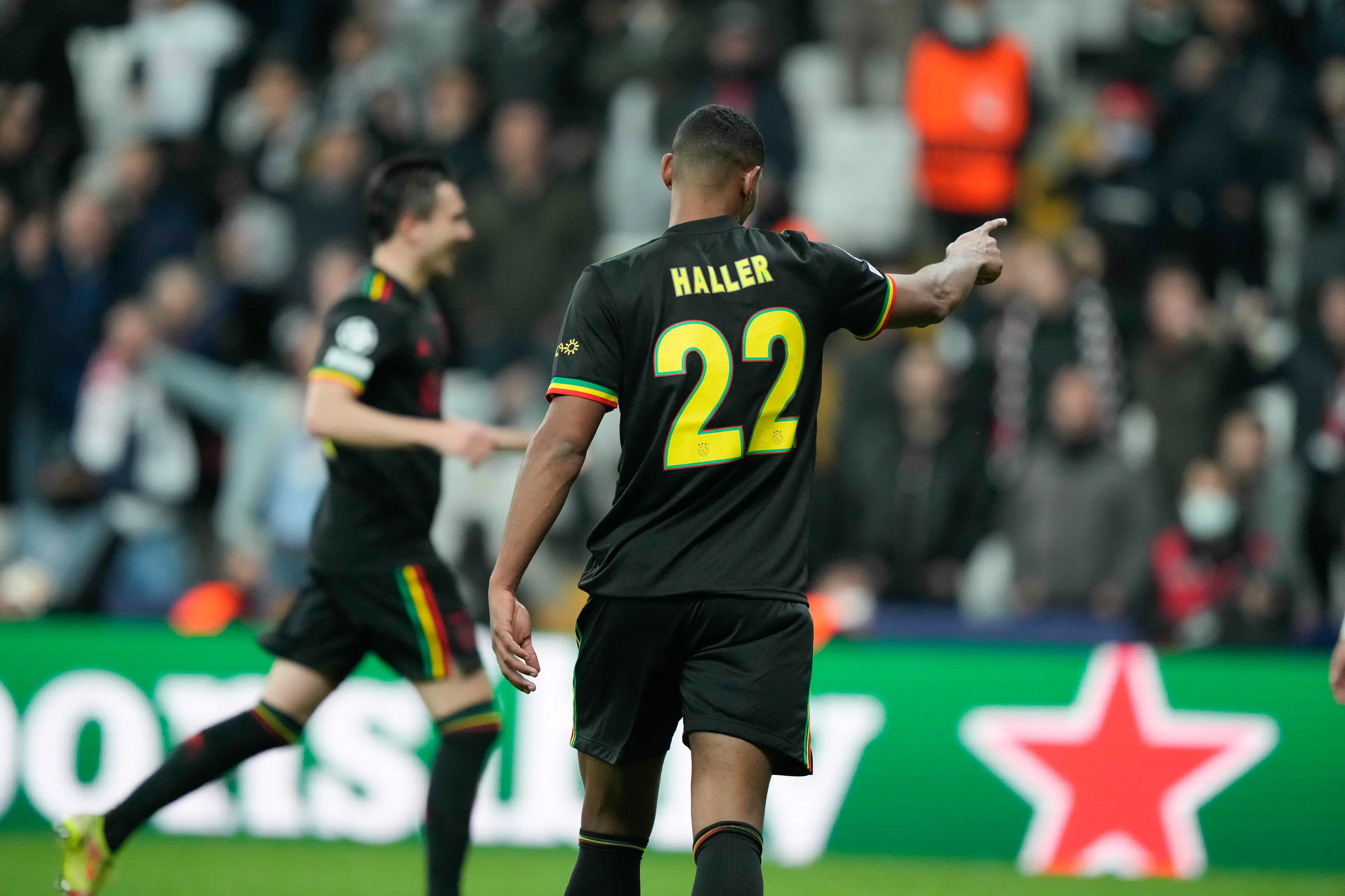 Fenomeen Haller schiet Ajax tegen Besiktas naar vijfde Champions League-zege