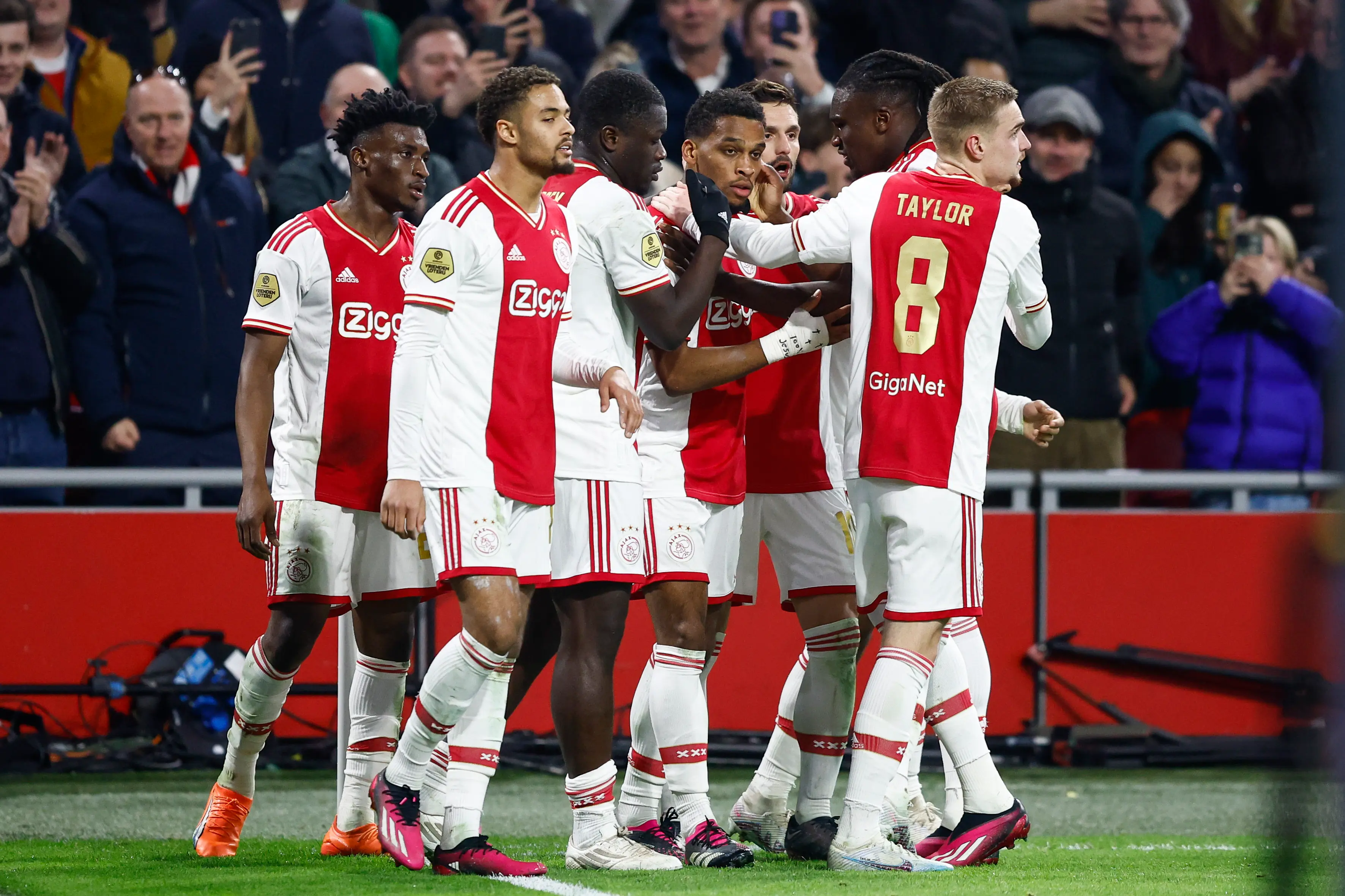 Ajax komt laat op gang tegen RKC Waalwijk en wint weer eens in eigen huis