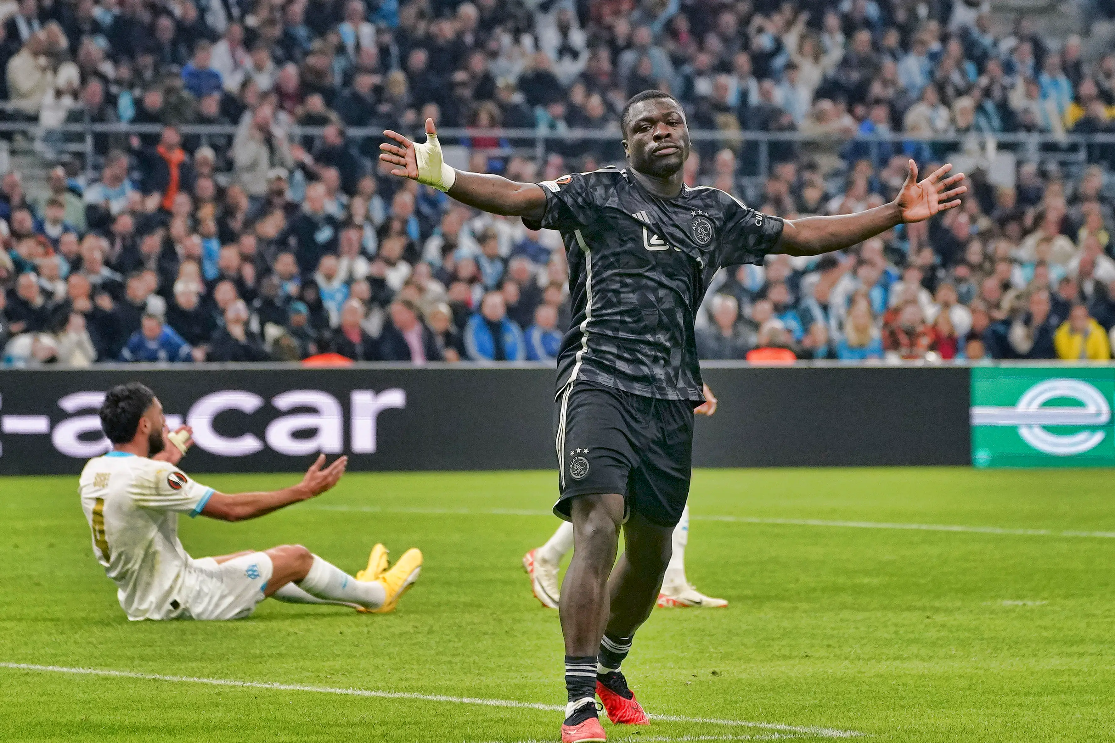 Brobbey reageert op vraag over Ajax-toekomst: 'Heb een contract tot 2027'