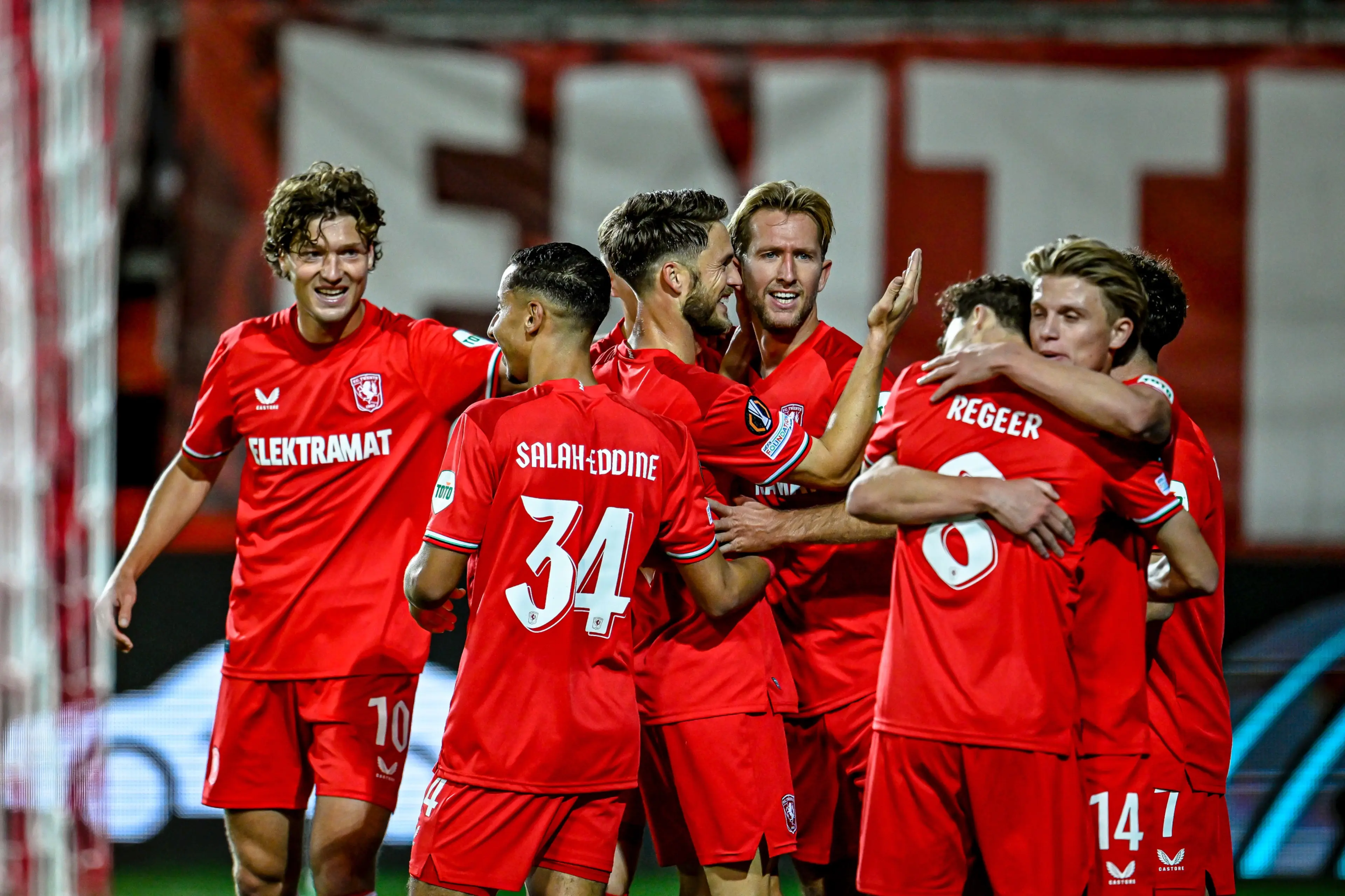 FC Twente dankzij nipte zege in tussenronde Europa League, AZ completeert bijna bizarre comeback
