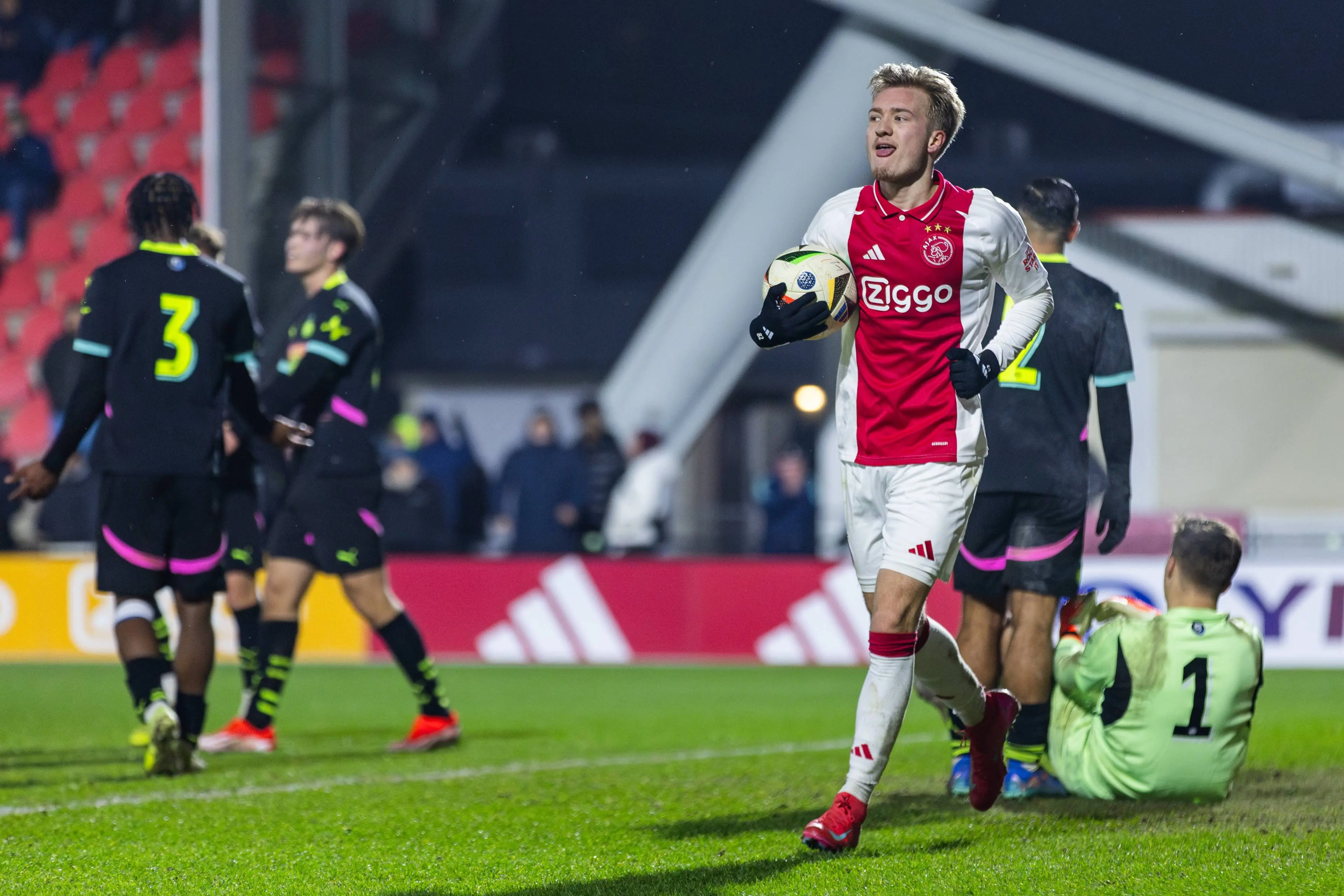 Jong Ajax-talenten mogen zich melden bij Ajax 1 en spelen mogelijk tegen Eintracht Frankfurt