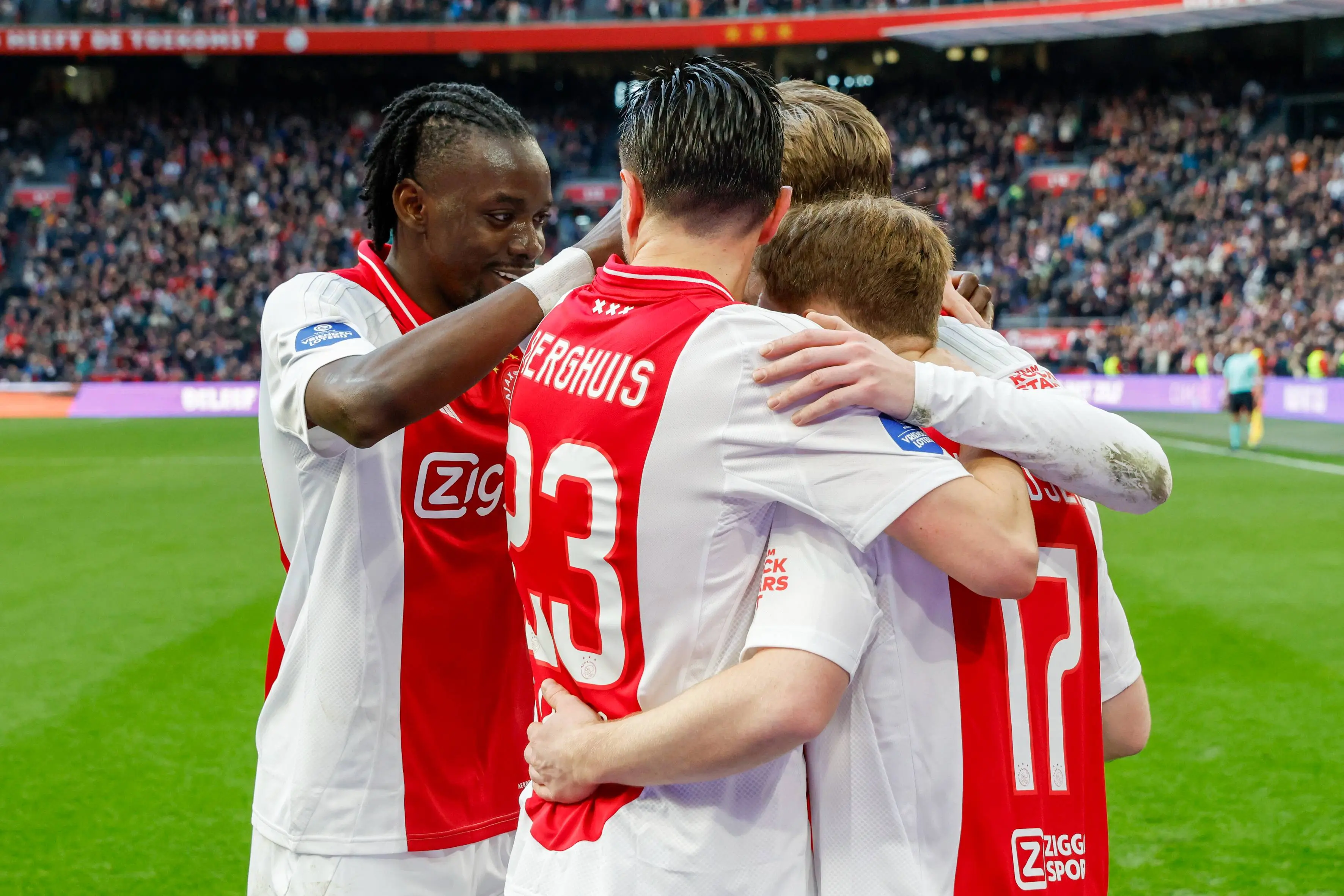 Stand Eredivisie: Ajax wint moeizaam in Almere en staat nu 8 punten voor op PSV