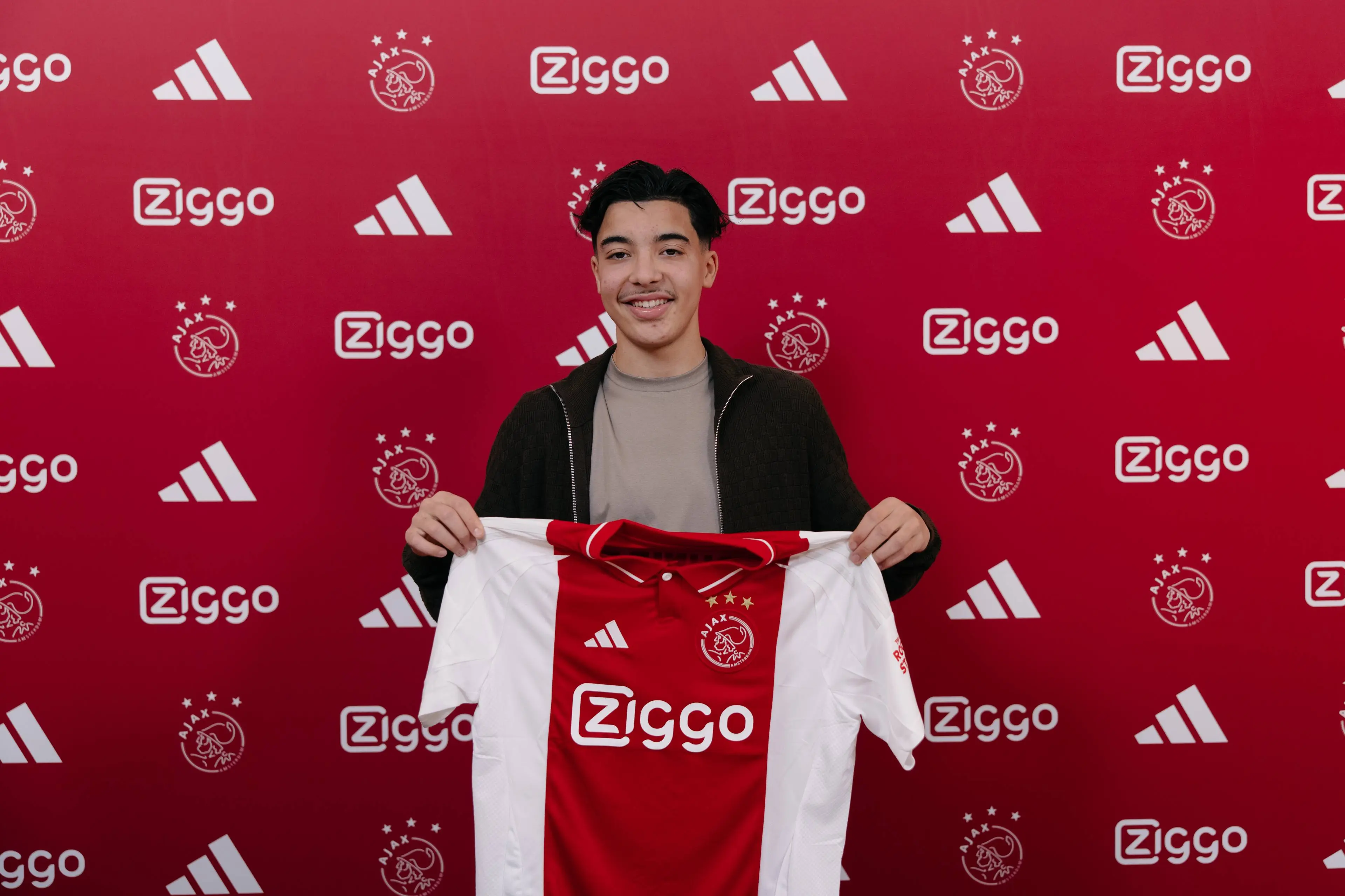 Ajax bevestigt langer verblijf Bounida tot zomer van 2028: 'Symbool voor onze visie op talent'