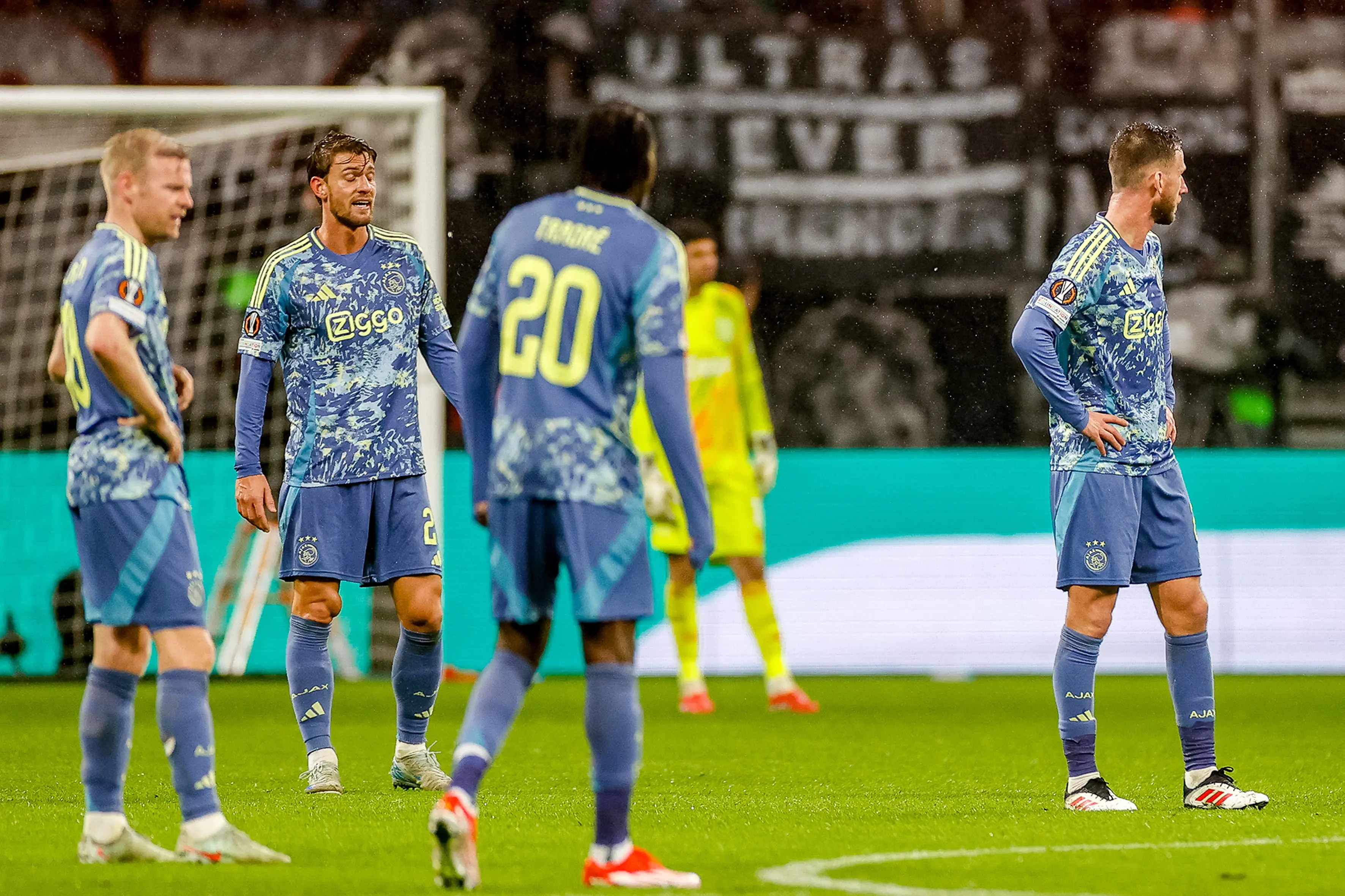 Hevig gerouleerd Ajax uit Europa geknikkerd door veel sterker Eintracht Frankfurt