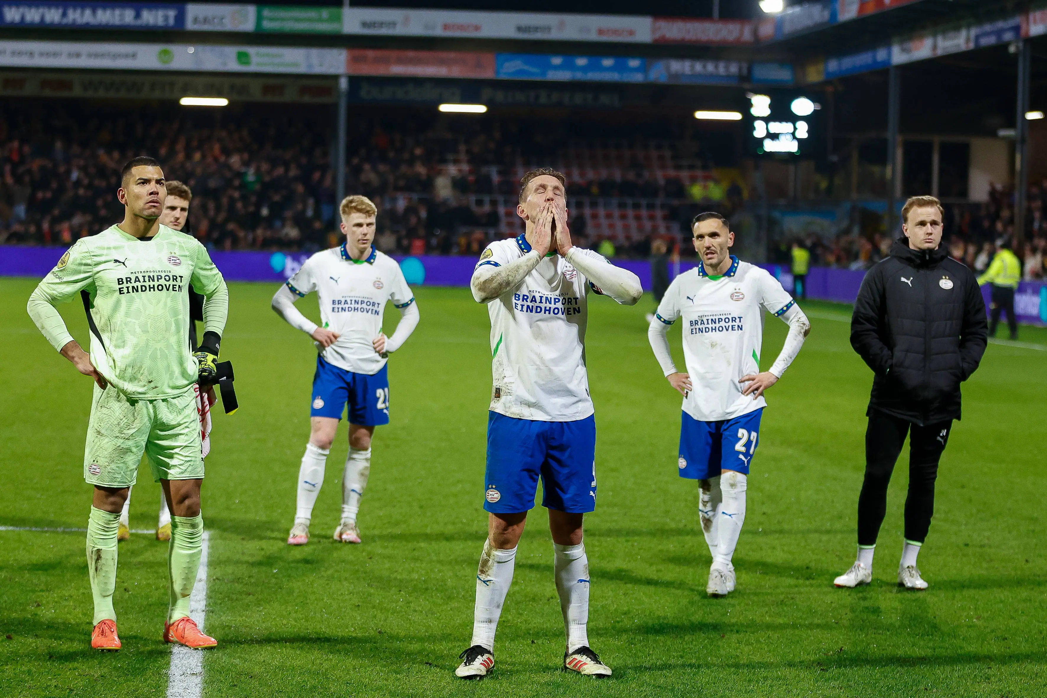 PSV verliest opnieuw van Go Ahead Eagles; Feyenoord speelt gelijk bij debuut Van Persie